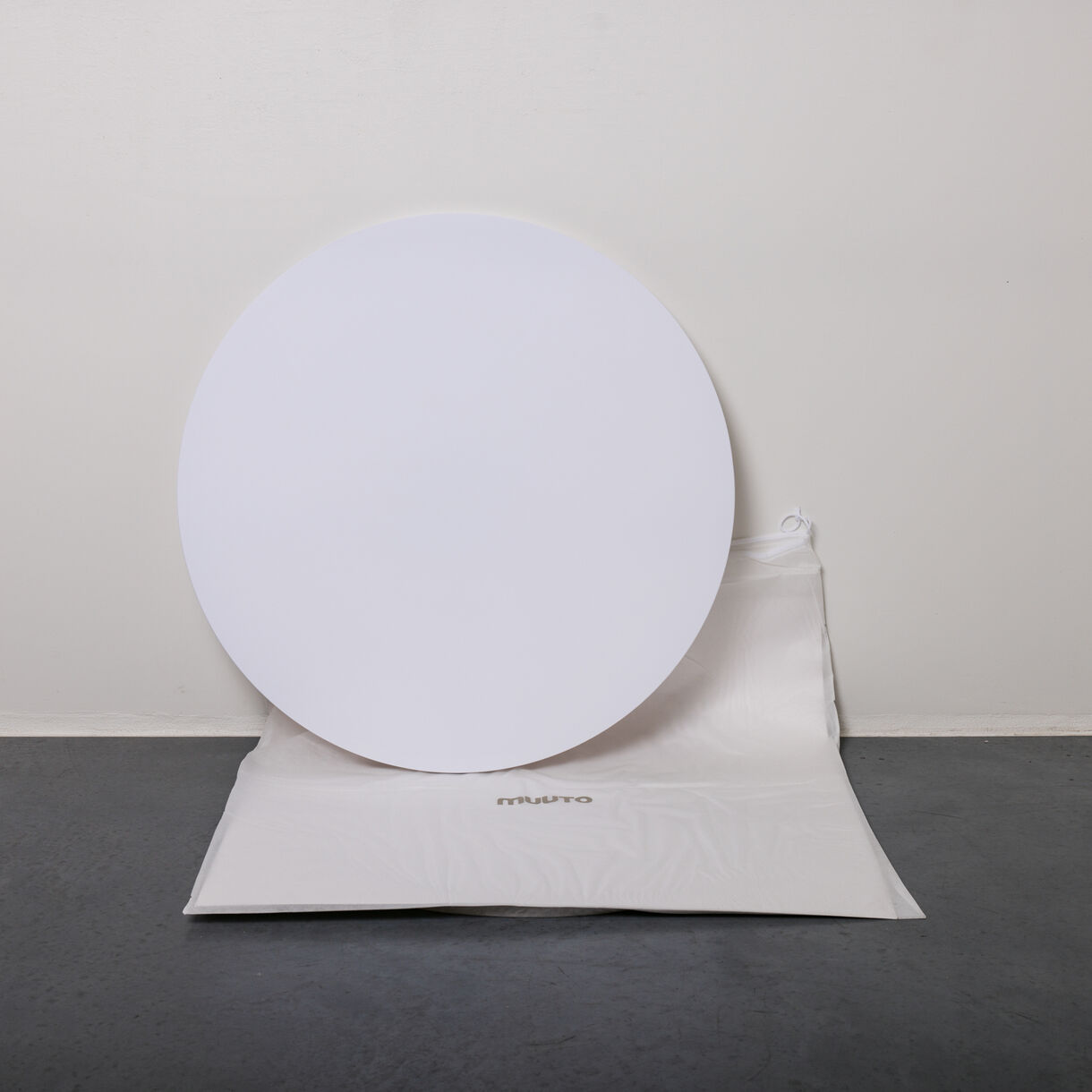 Calm Wall Light, 900mm, White/Black