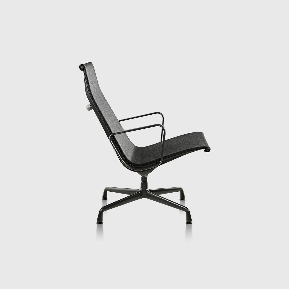 Eames Aluminium Group Outdoor Lounge Chair
