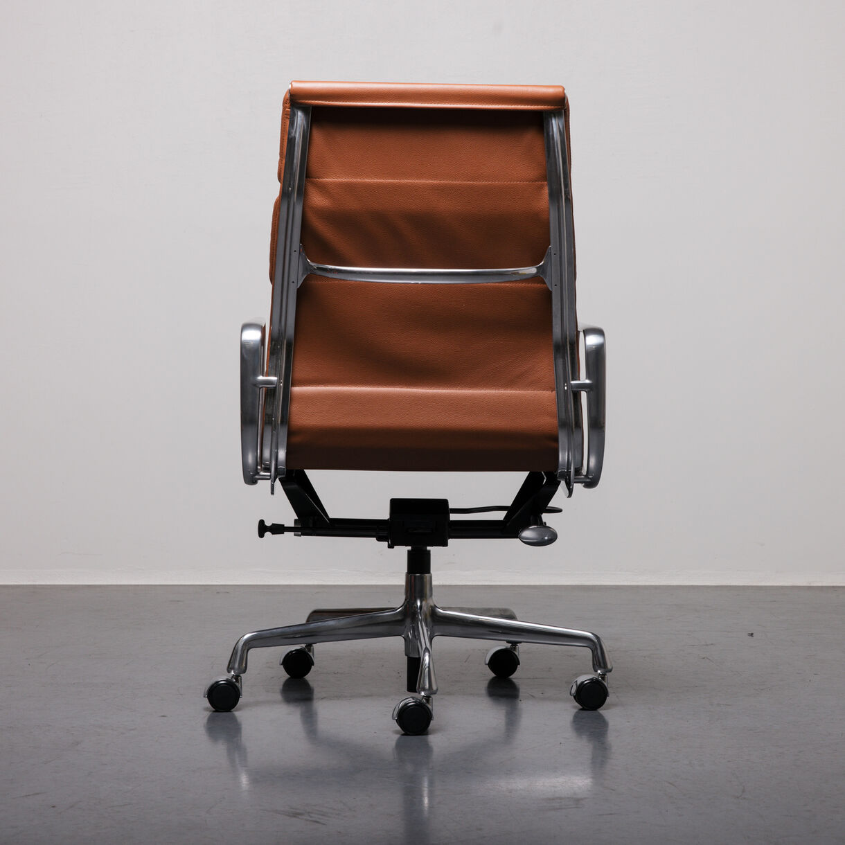 Eames Soft Pad Executive Chair, Polished Aluminium, Stow Sundance Leather