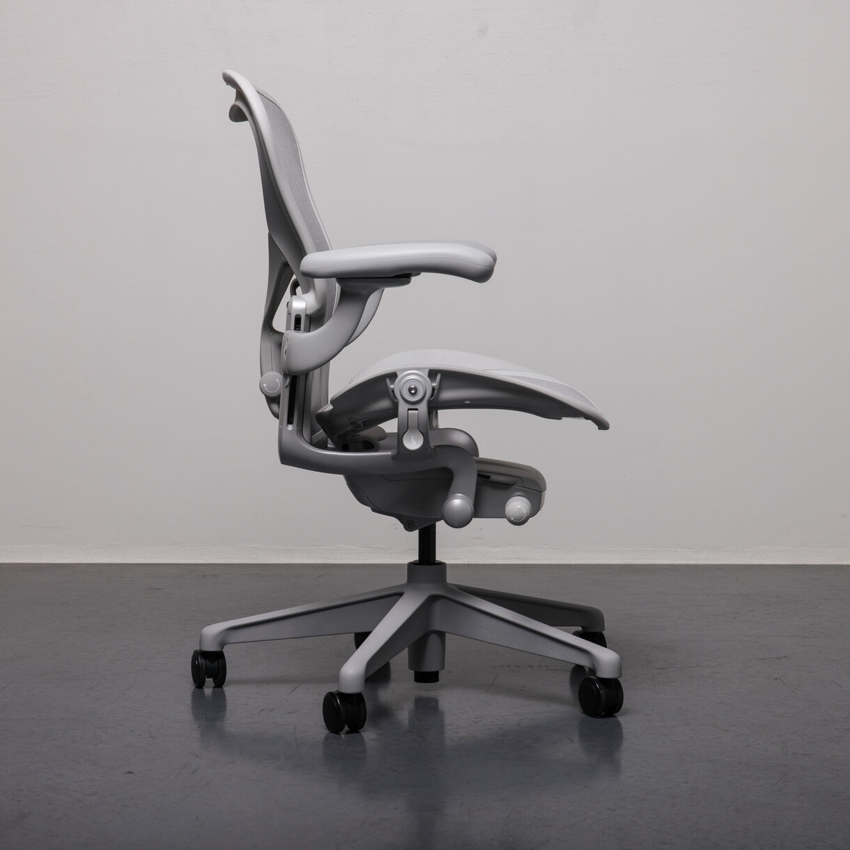 Aeron Chair, Medium (B), Mineral