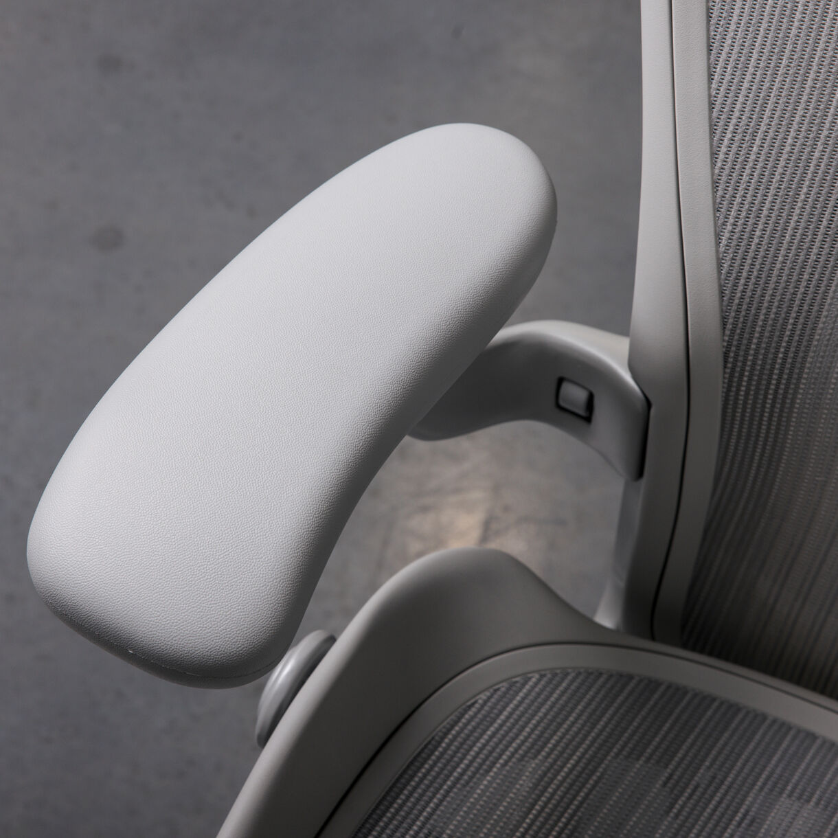 Aeron Chair, Medium (B), Mineral