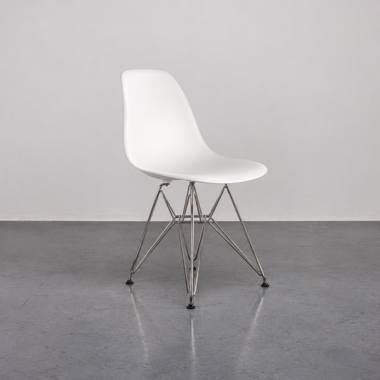 Eames&reg; Moulded Plastic Side Chair, Wire Base