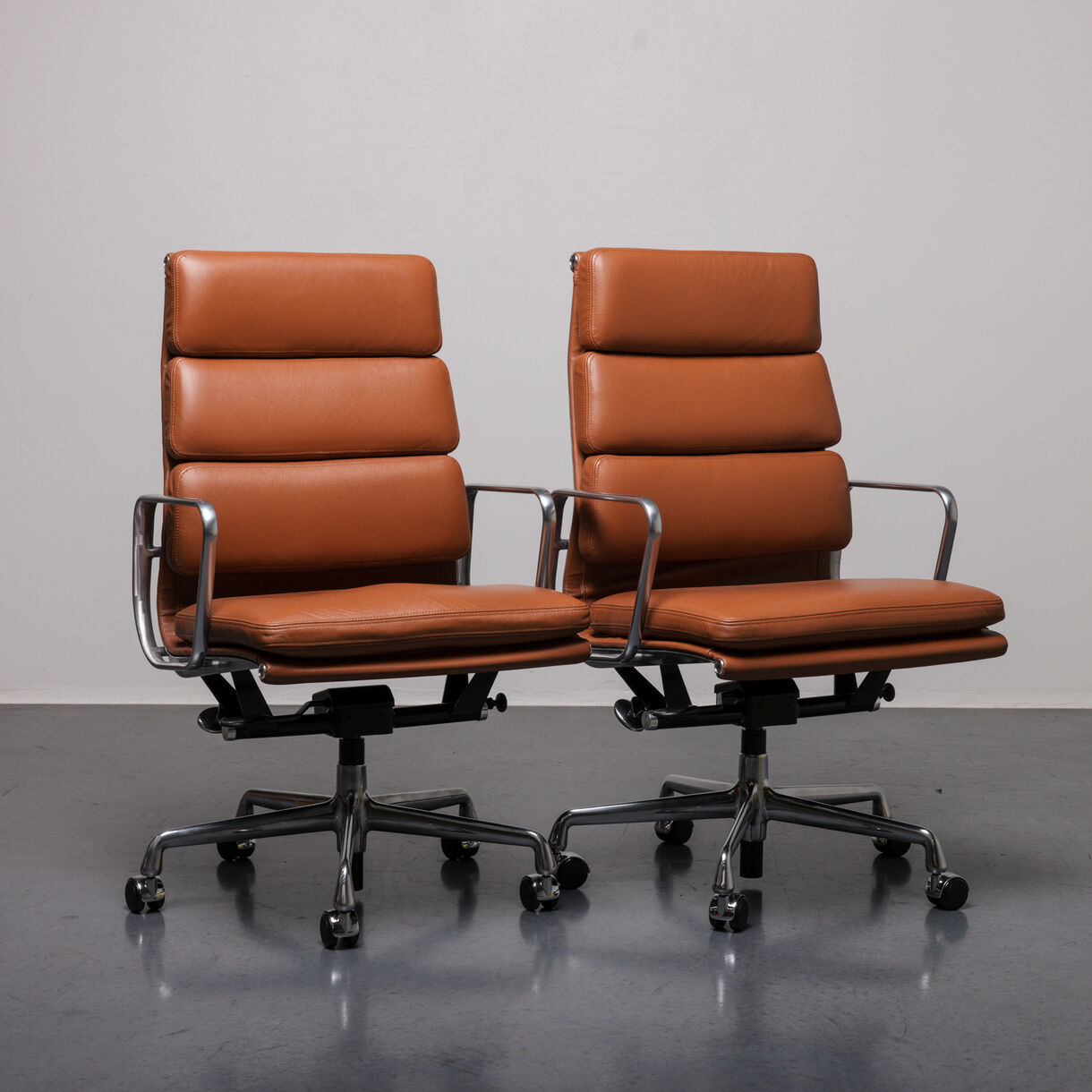 Eames Soft Pad Executive Chair, Polished Aluminium, Stow Sundance Leather