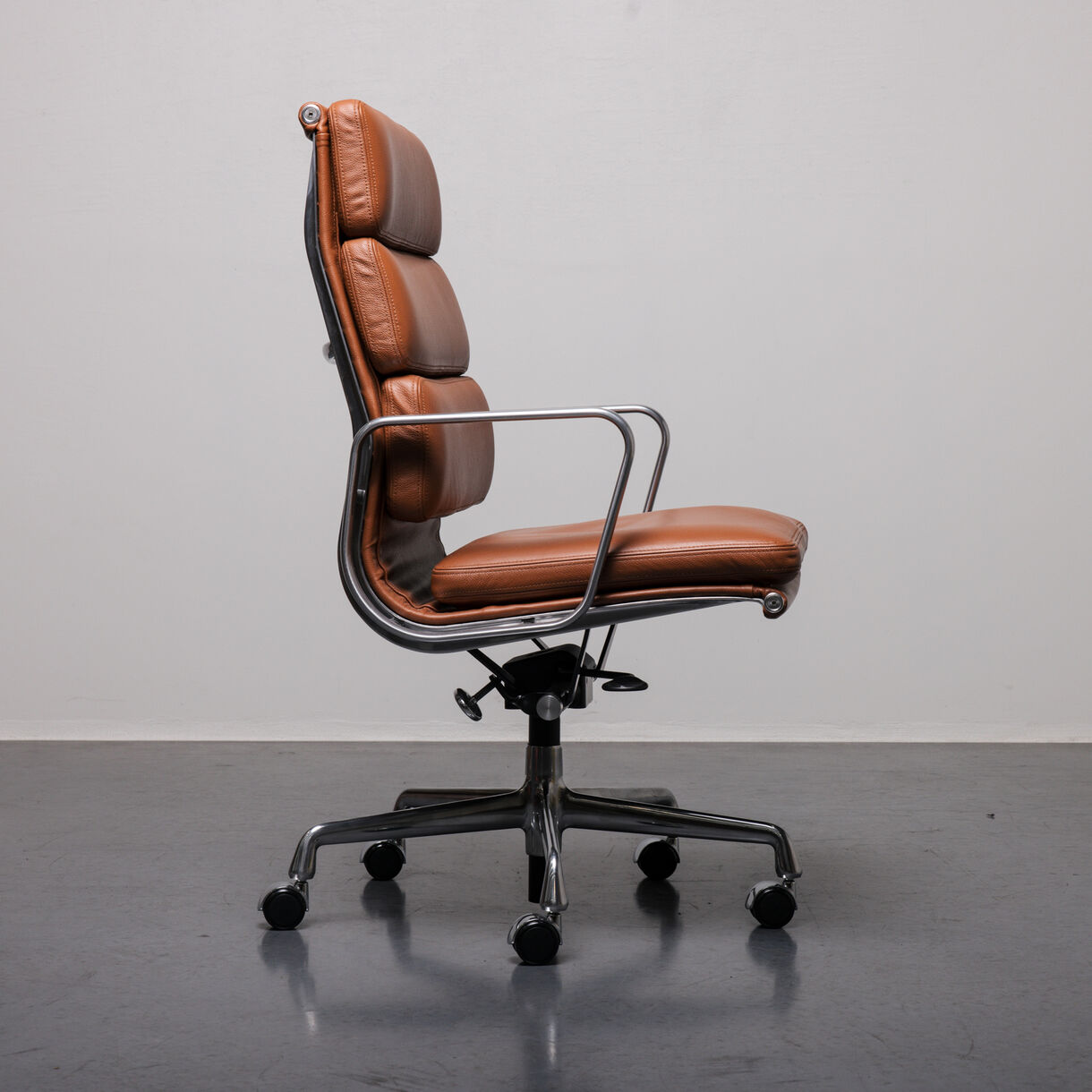 Eames Soft Pad Executive Chair, Polished Aluminium, Stow Sundance Leather
