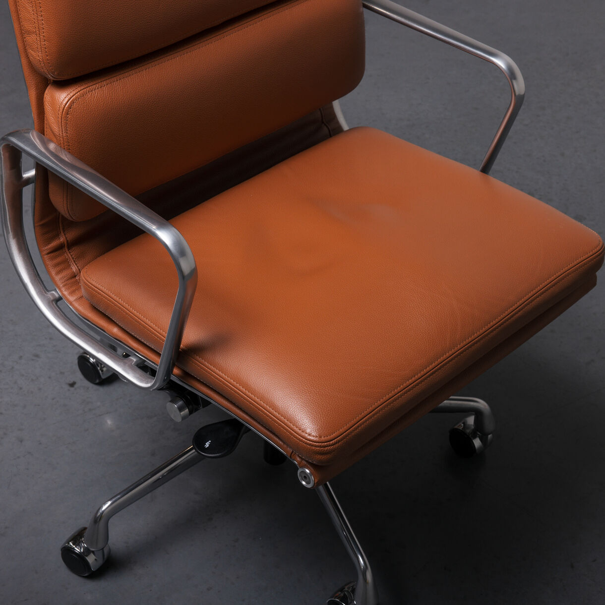 Eames Soft Pad Executive Chair, Polished Aluminium, Stow Sundance Leather