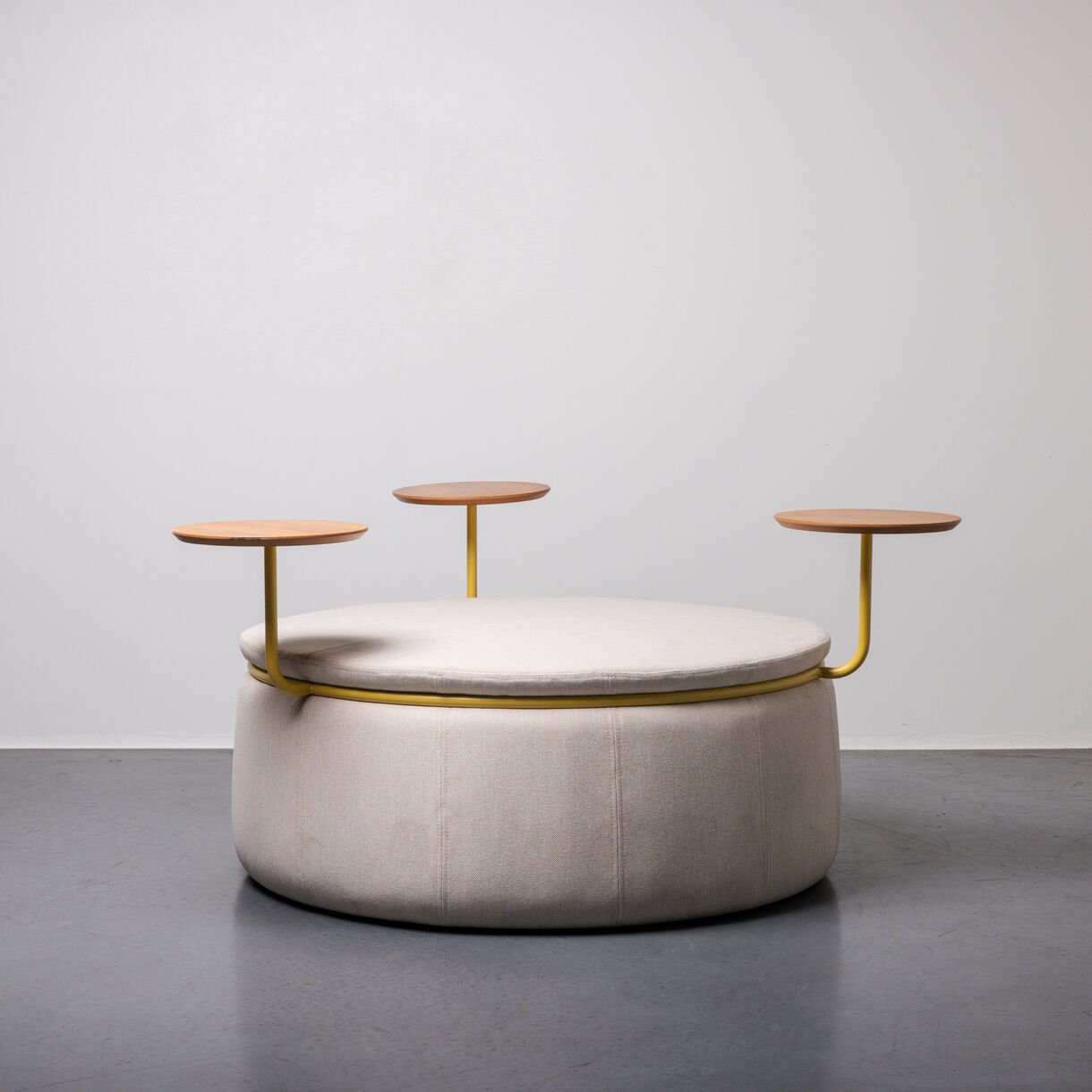 Lasso 3-Seat Round Bench with 3 Tables, Oak Veneer, Exit Store