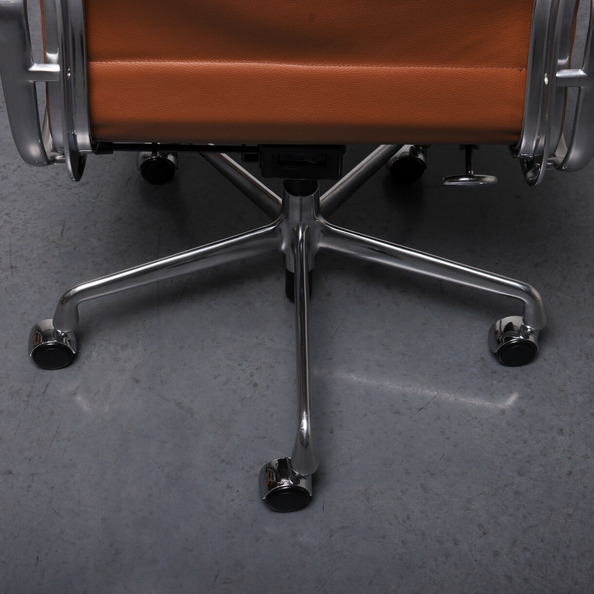 Eames Soft Pad Executive Chair, Polished Aluminium, Stow Sundance Leather