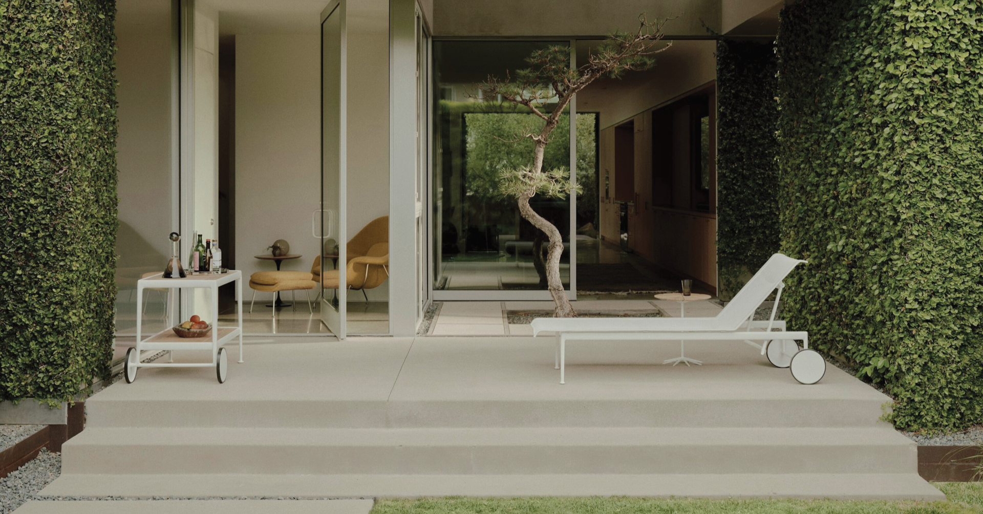 A History of Knoll Outdoor Furniture