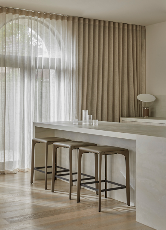 Walter Knoll Defined Dining