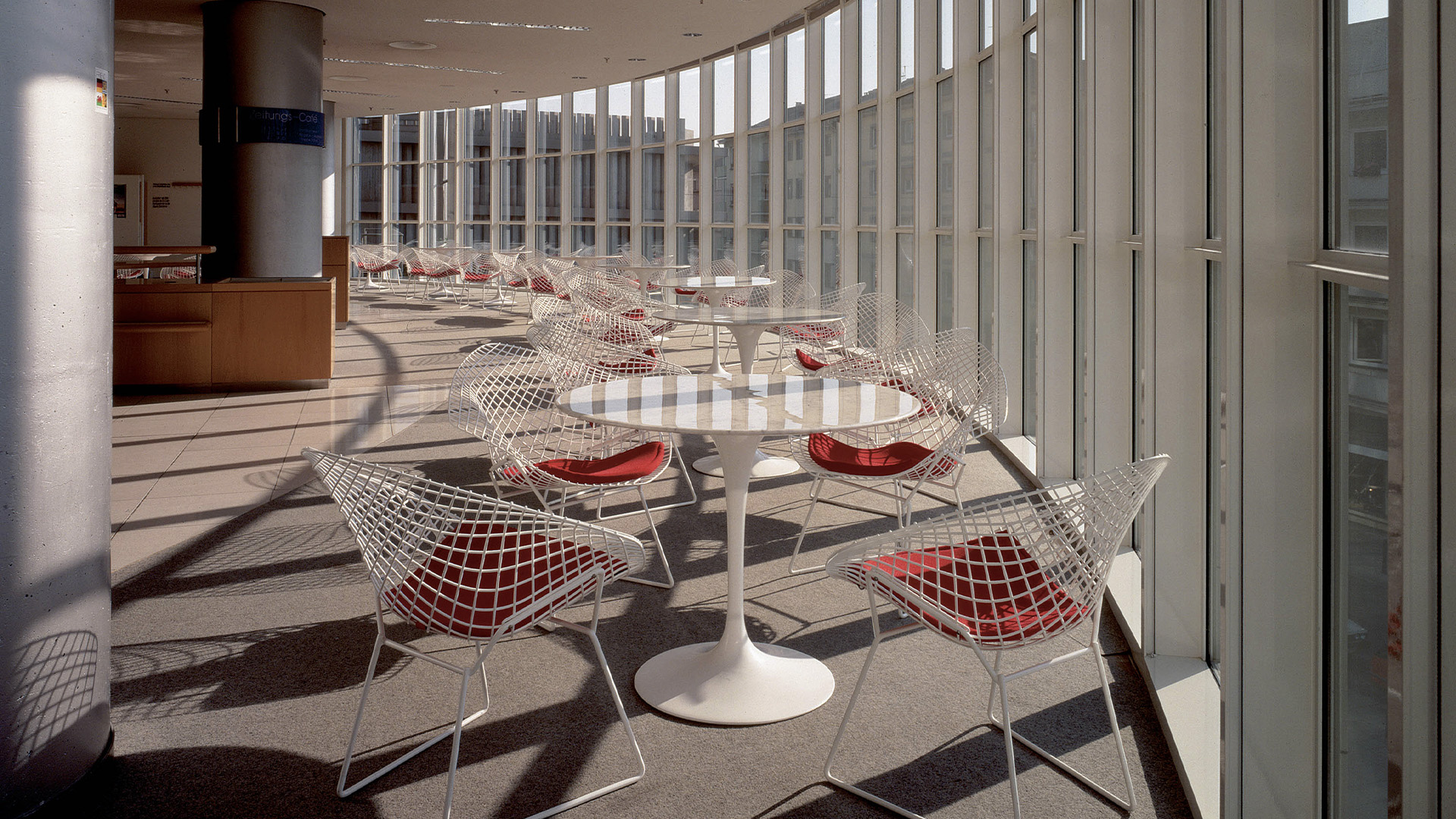 Bertoia Diamond Chair, White, Lifestyle