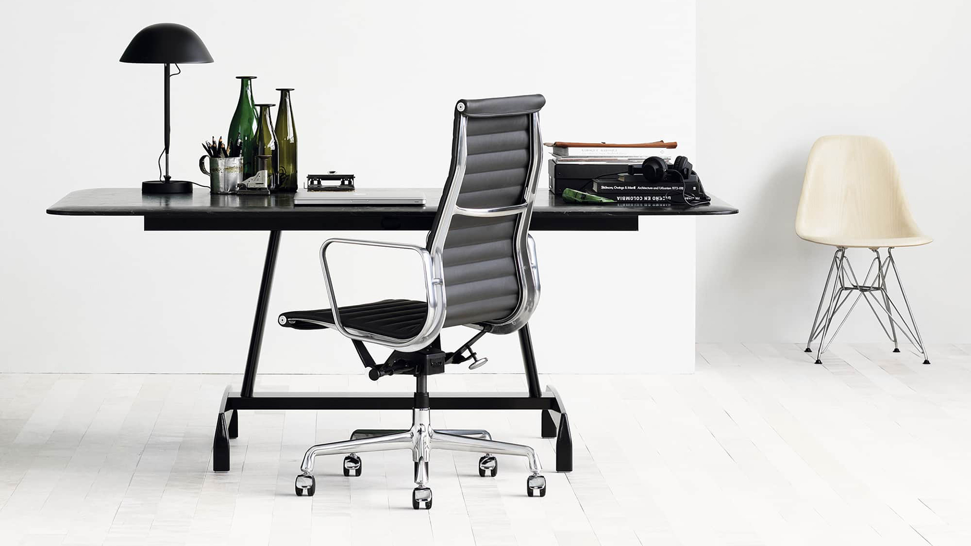 Eames Aluminium Group Executive Chair, Lifestyle