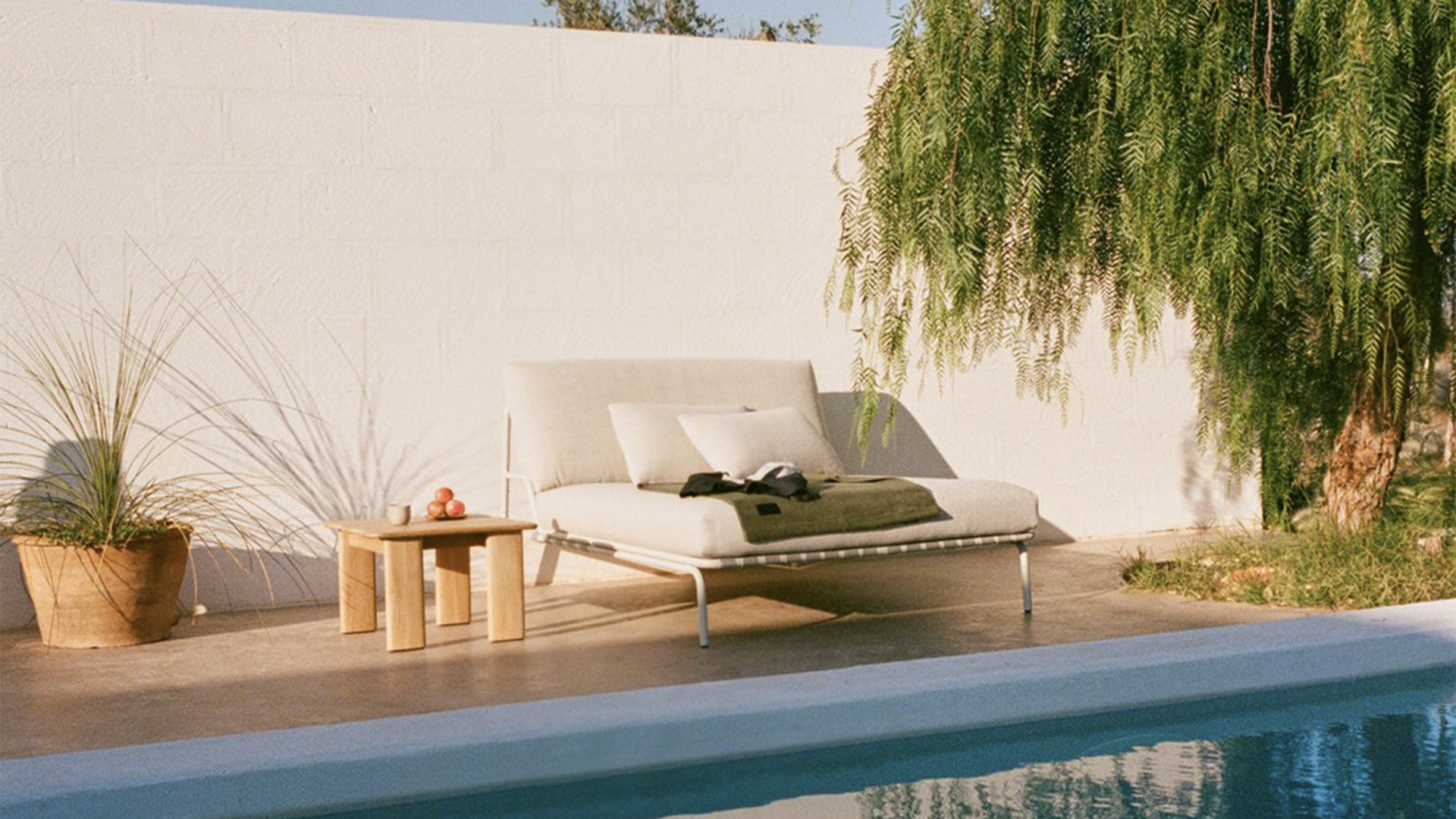 Settle Lounge Bed, Lifestyle