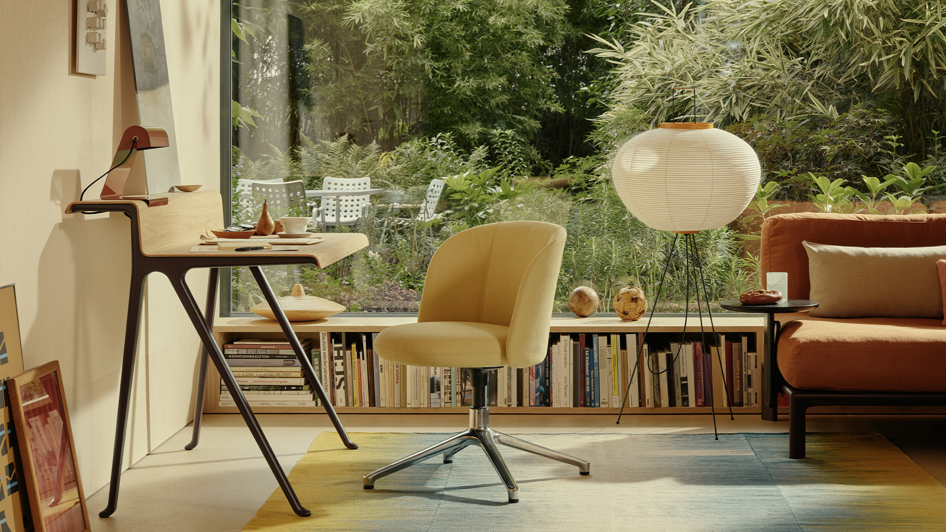 Courier Desk, Lifestyle