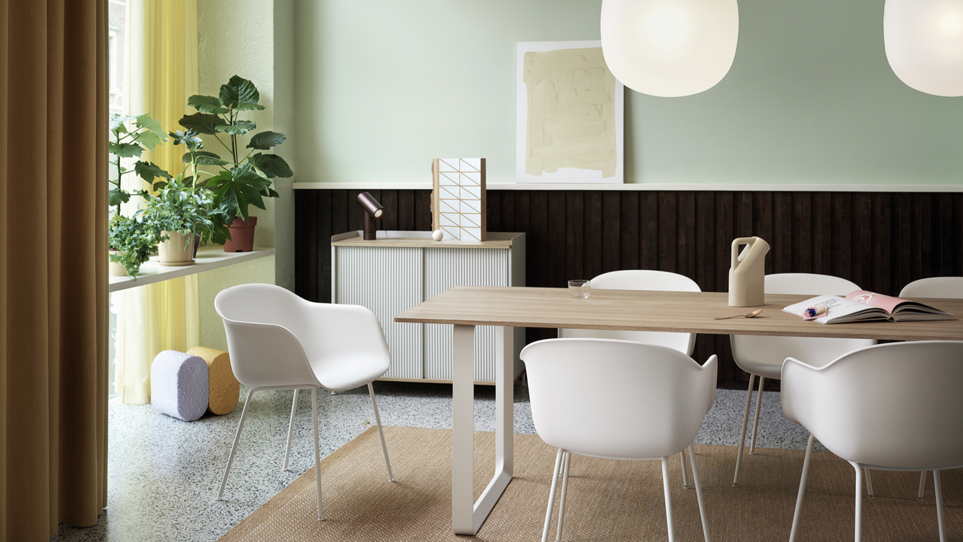 Fiber Chair, Tube Base, Lifestyle