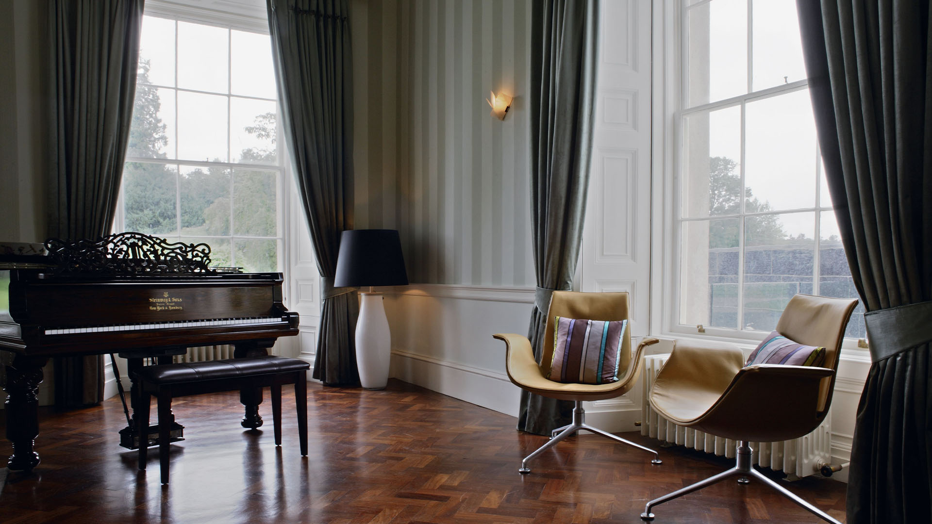 FK Lounge Chair, Lifestyle