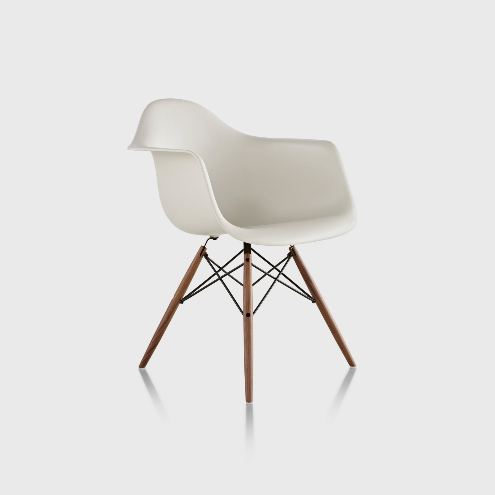 eames plastic arm chair