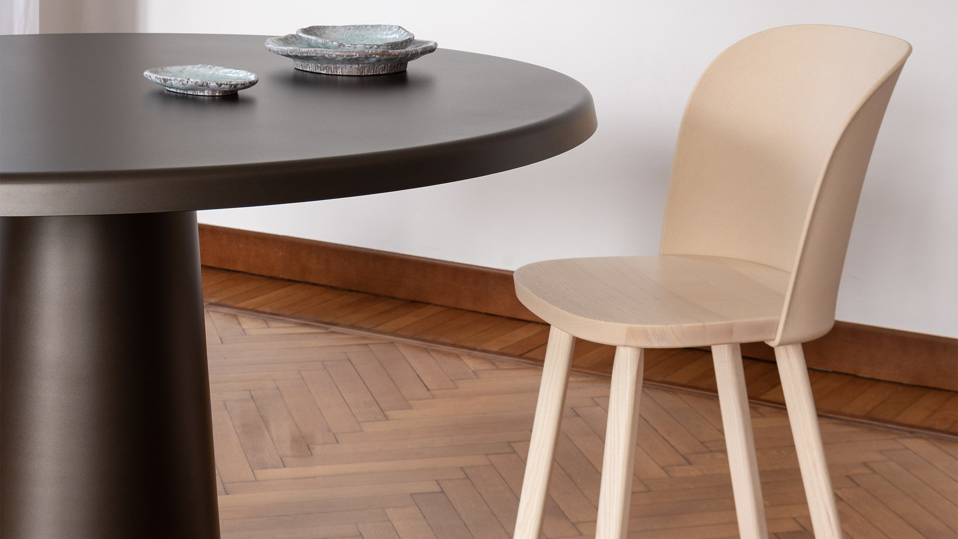 All-Round Table, Lifestyle