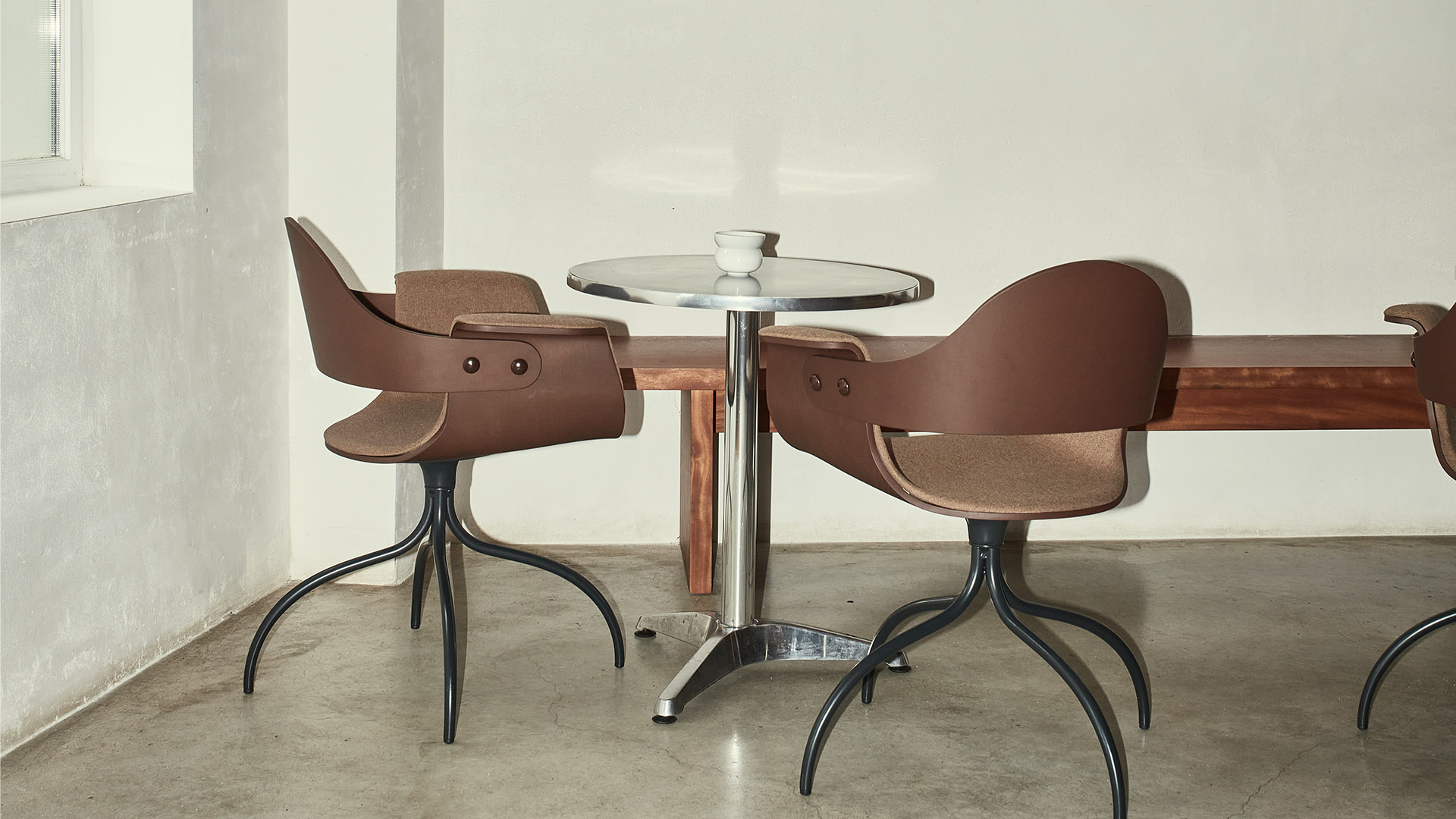 Showtime 2.0 Chair, Swivel Base, Lifestyle