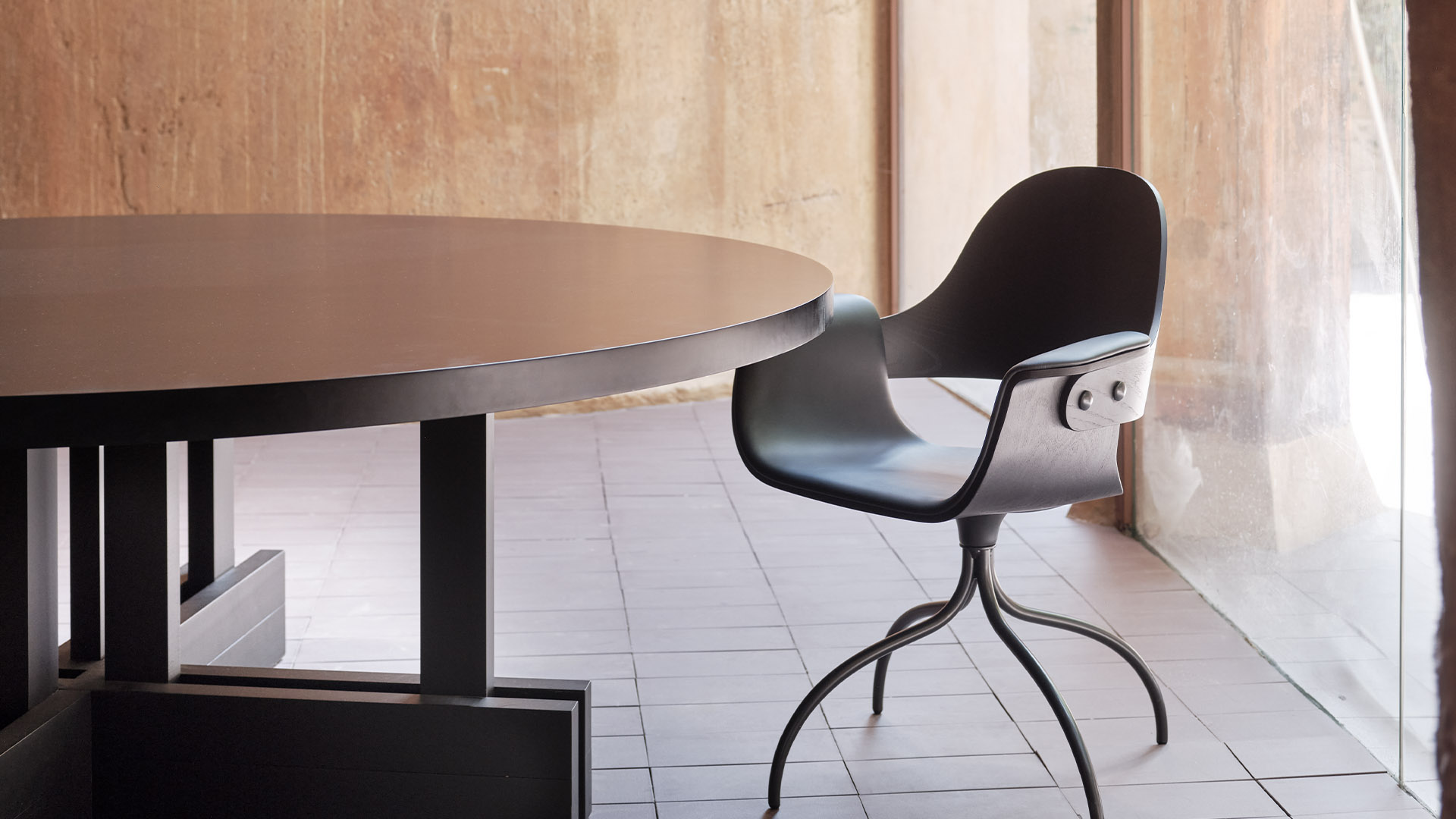 Showtime 2.0 Chair, Swivel Base, Lifestyle