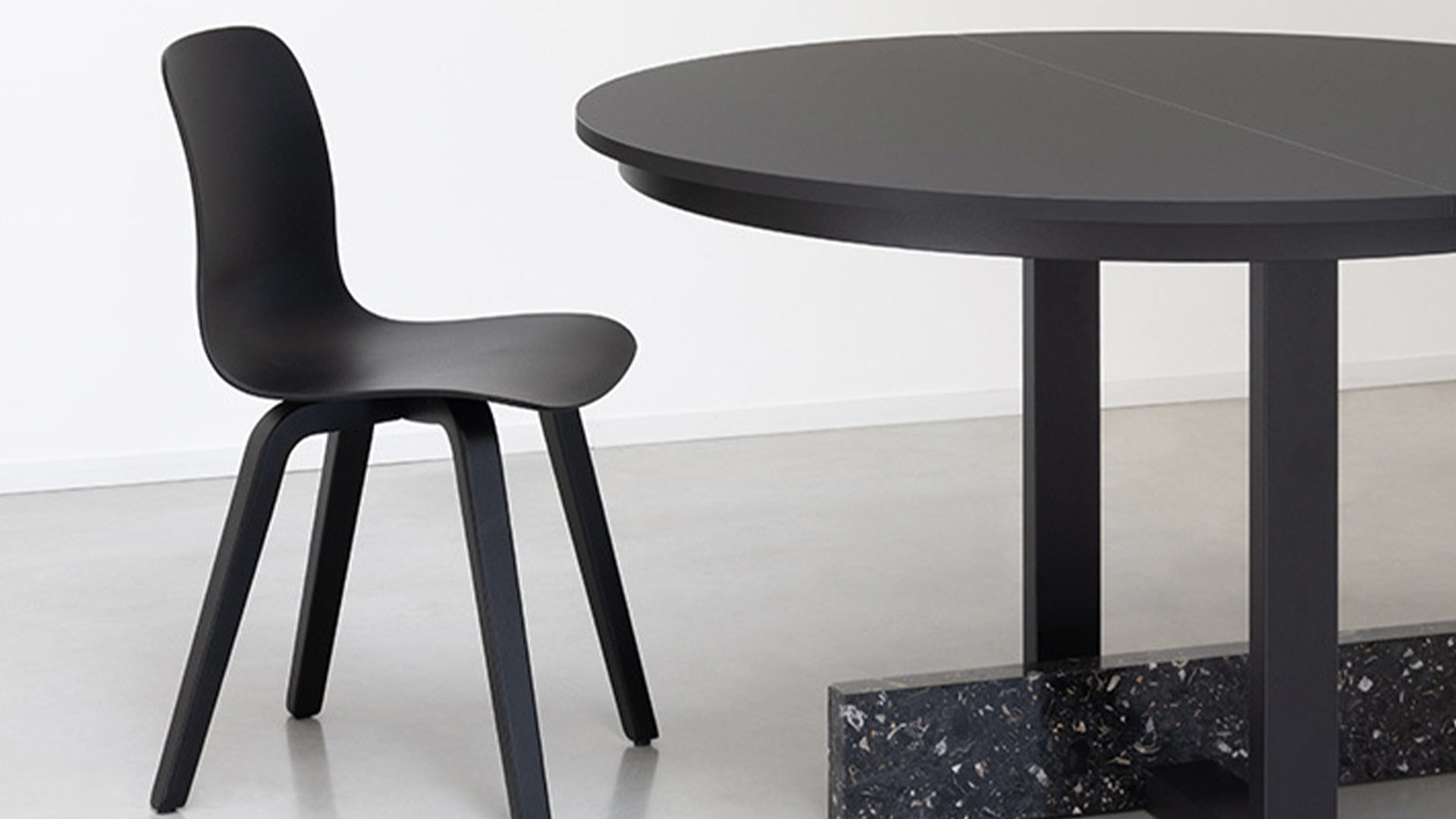 Pied-a-Terre Table, Lifestyle