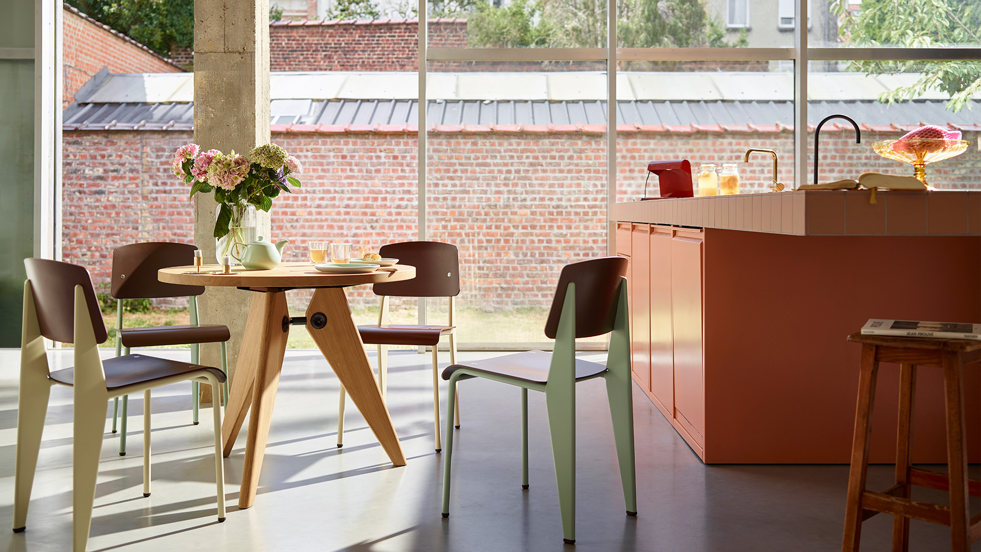 Gu&eacute;ridon Table, Lifestyle