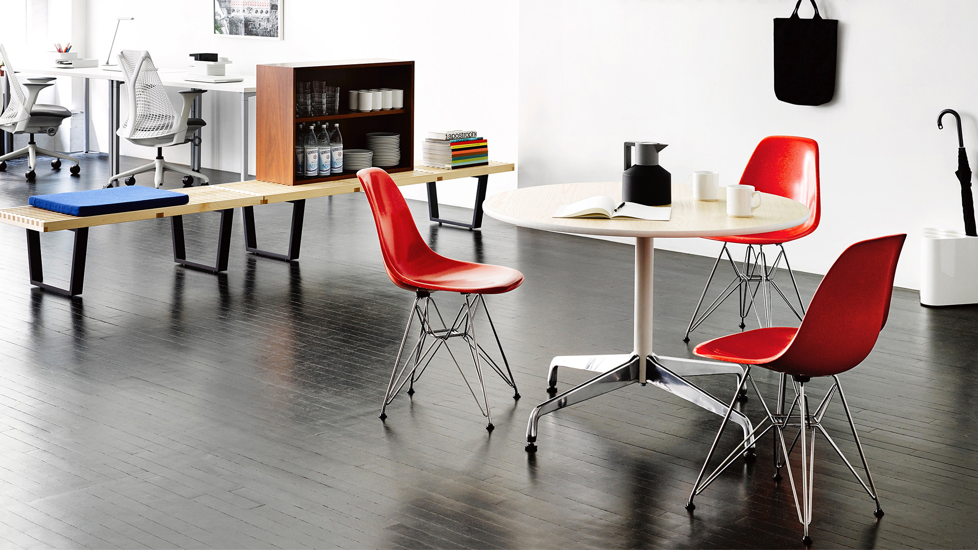 Eames Moulded Fibreglass Side Chairs, Wire Base, Lifestyle