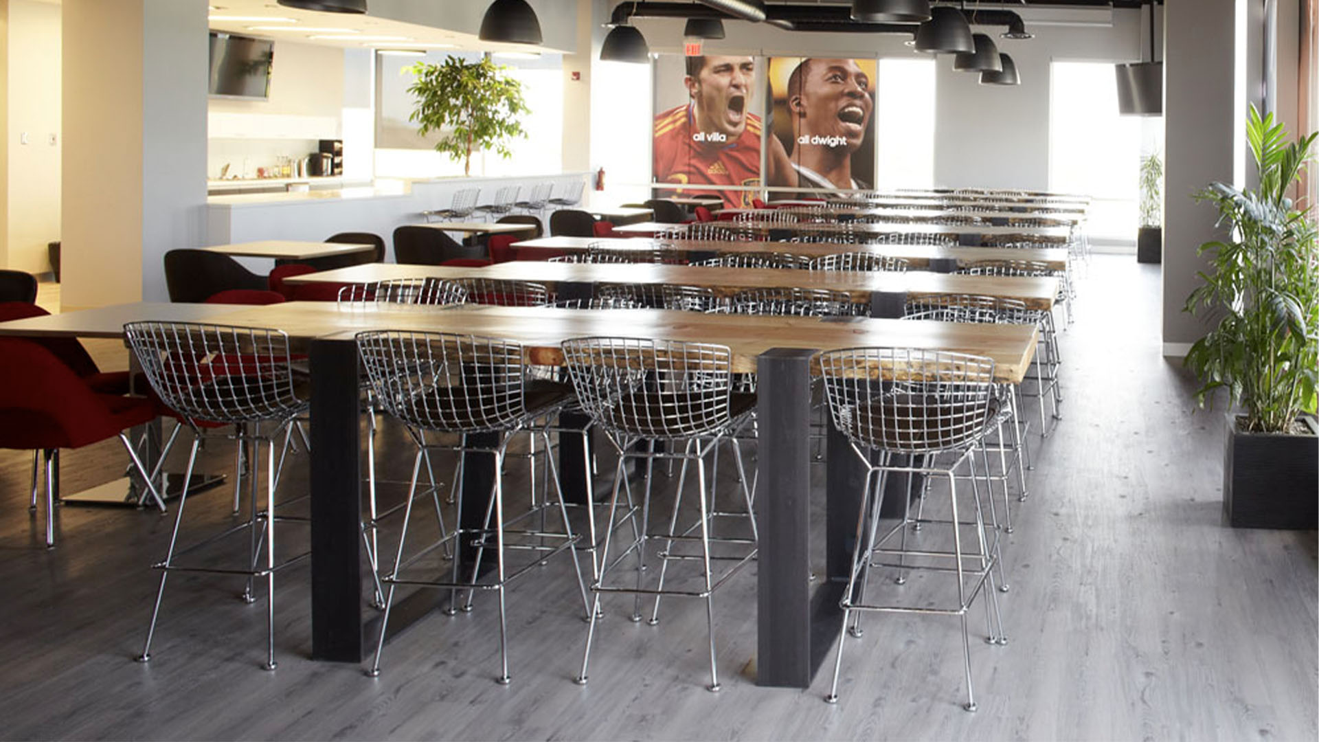 Bertoia Stool, Lifestyle