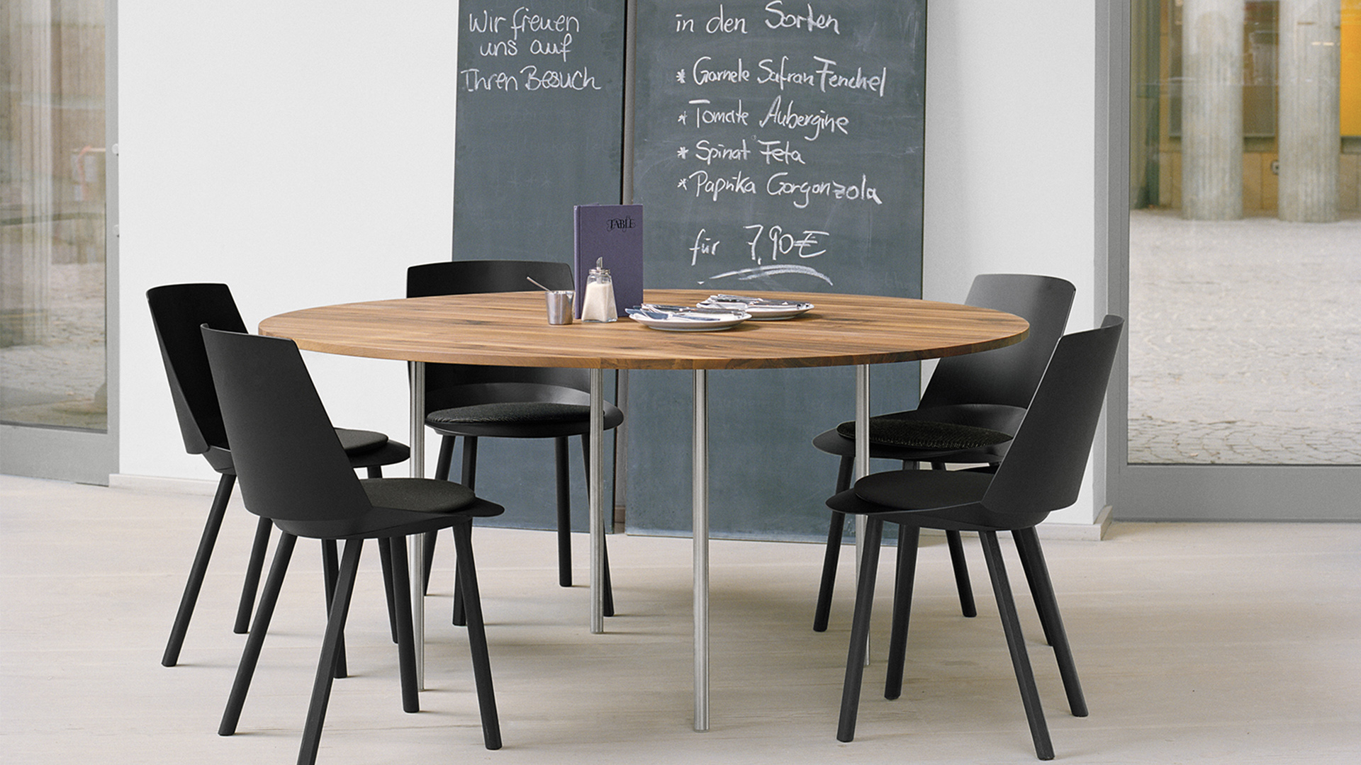 Anton Round Table, Lifestyle