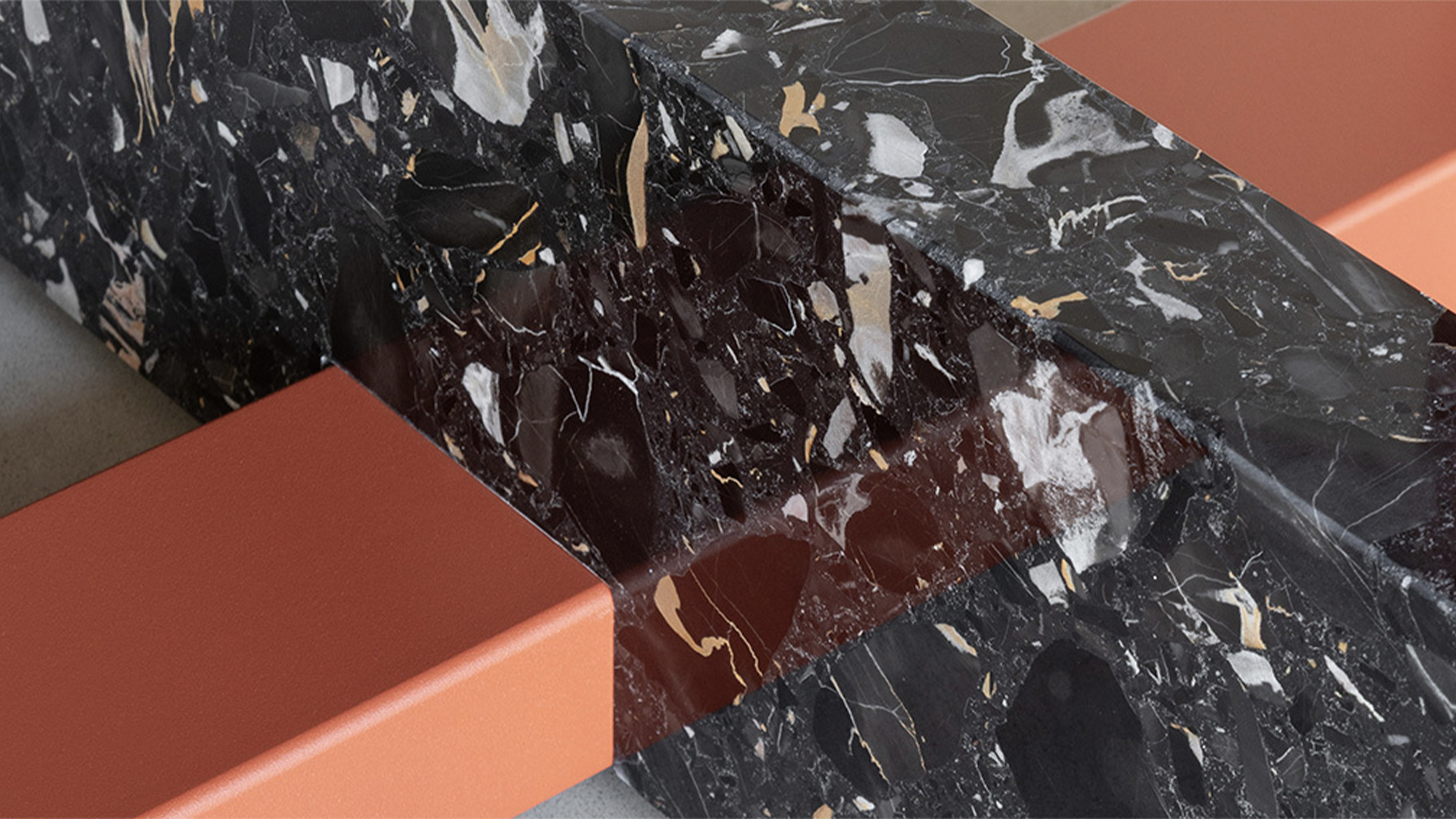 Pied-a-Terre Table, Lifestyle