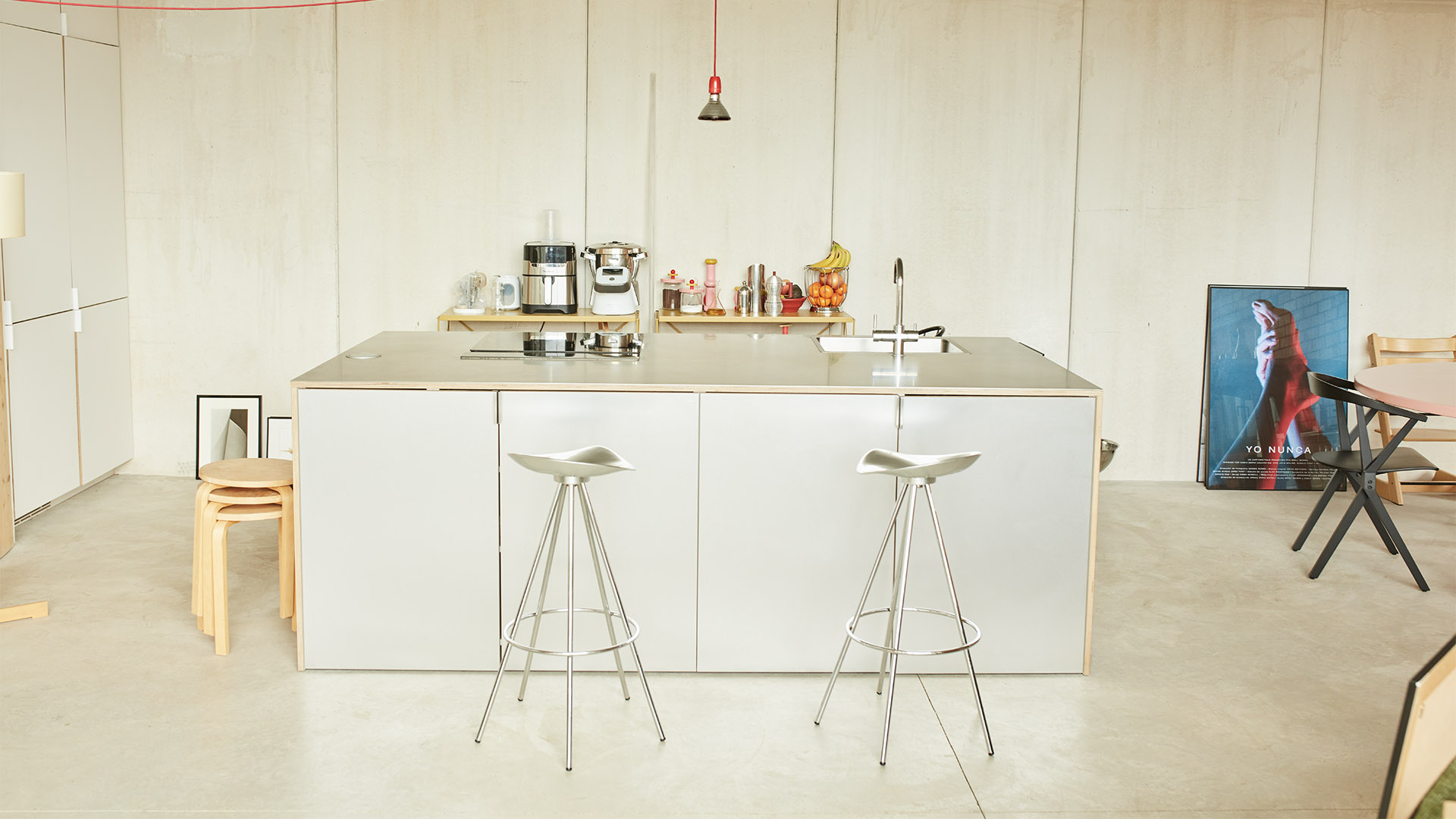 Jamaica Stool, Lifestyle