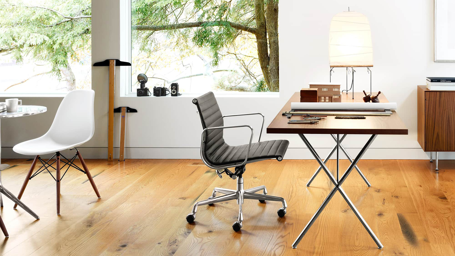 Eames Aluminium Group Management Chair, Lifestyle