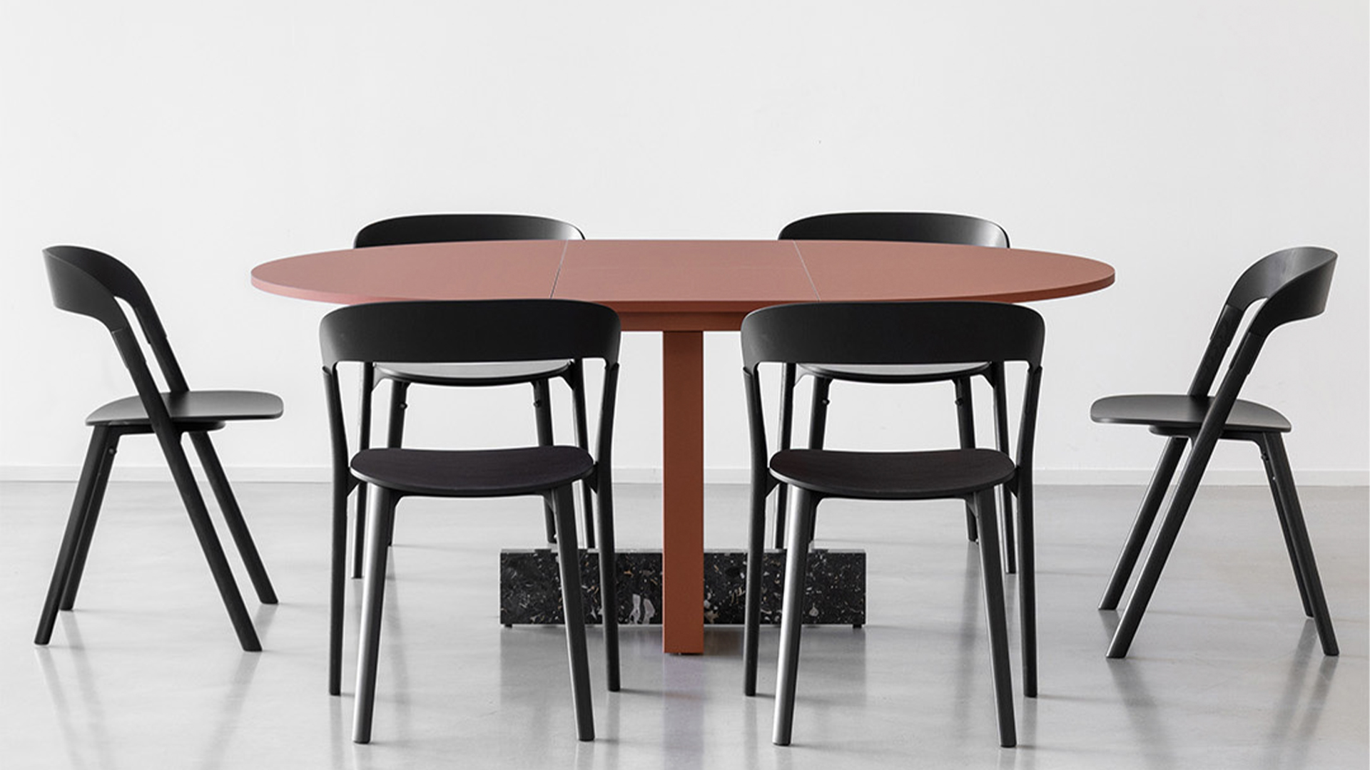 Pied-a-Terre Table, Lifestyle