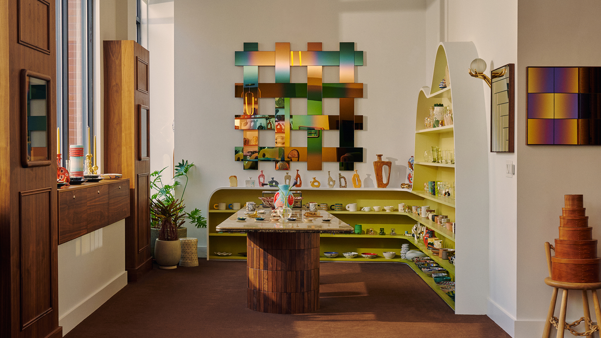 Lattice Mirror, Lifestyle