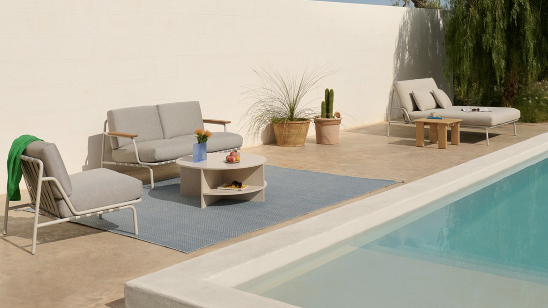 Settle Lounge Bed, Lifestyle