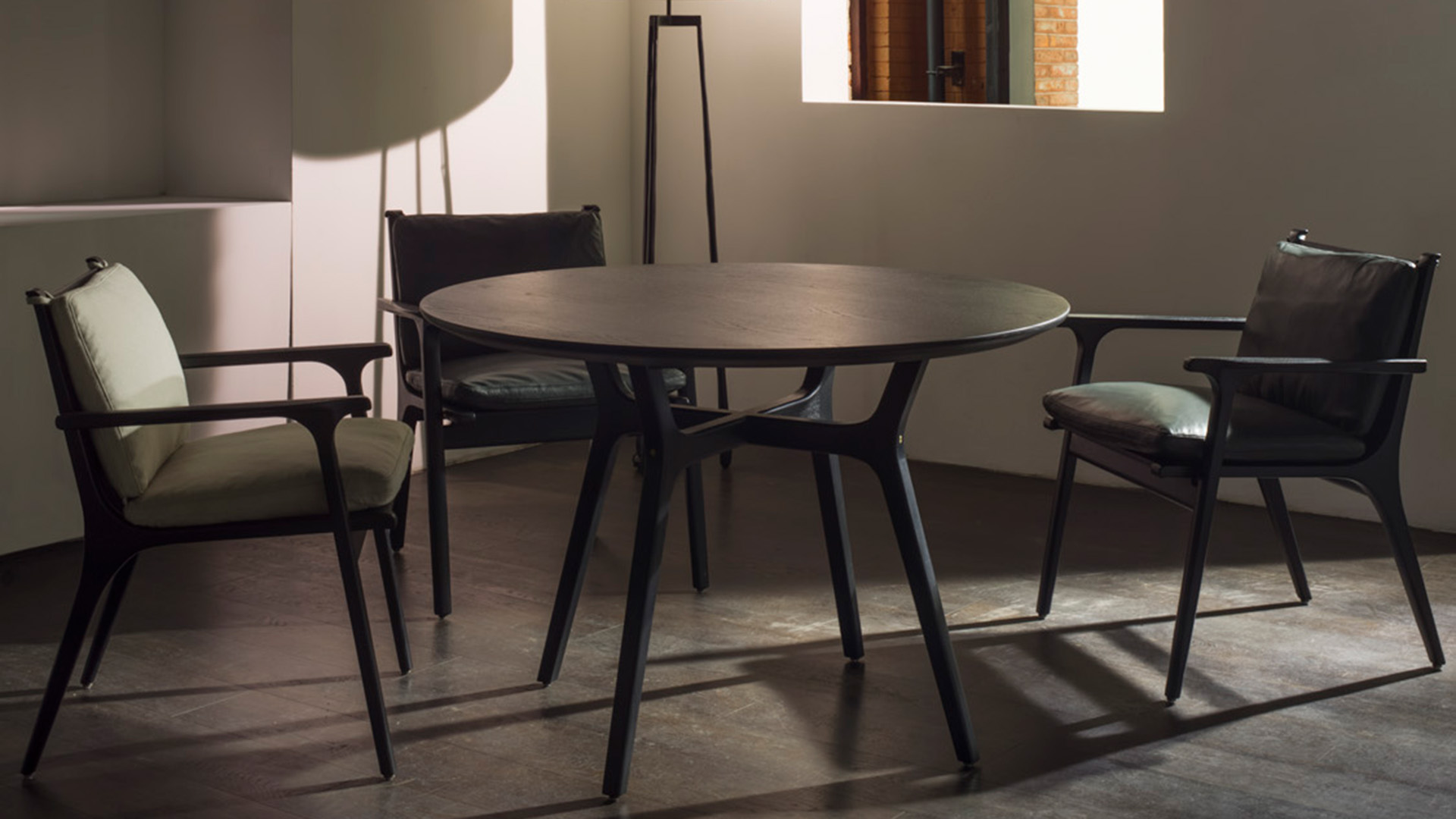 Rén Round Dining Table & Armchair, Lifestyle