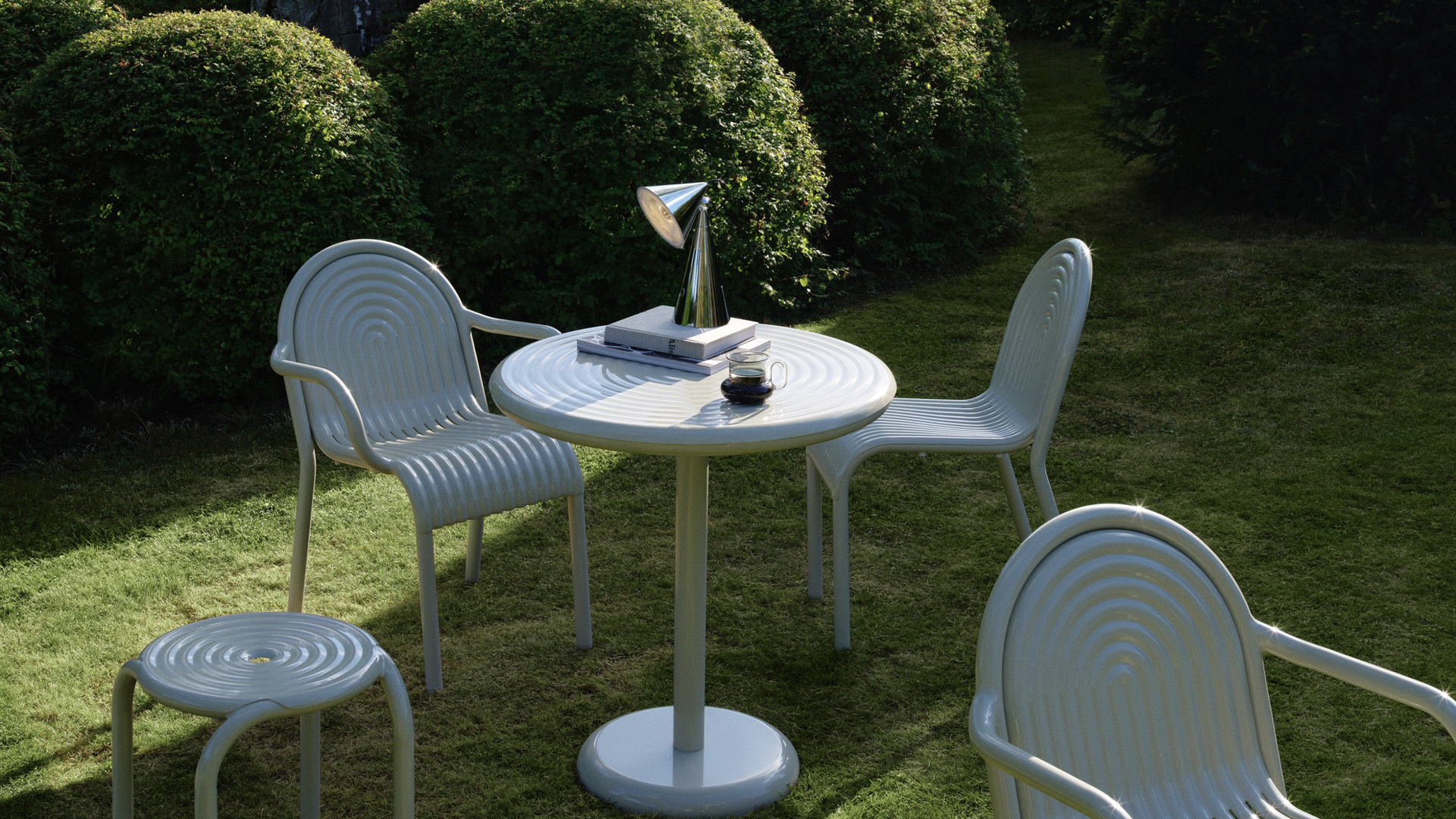 Groove Table, Round, Lifestyle