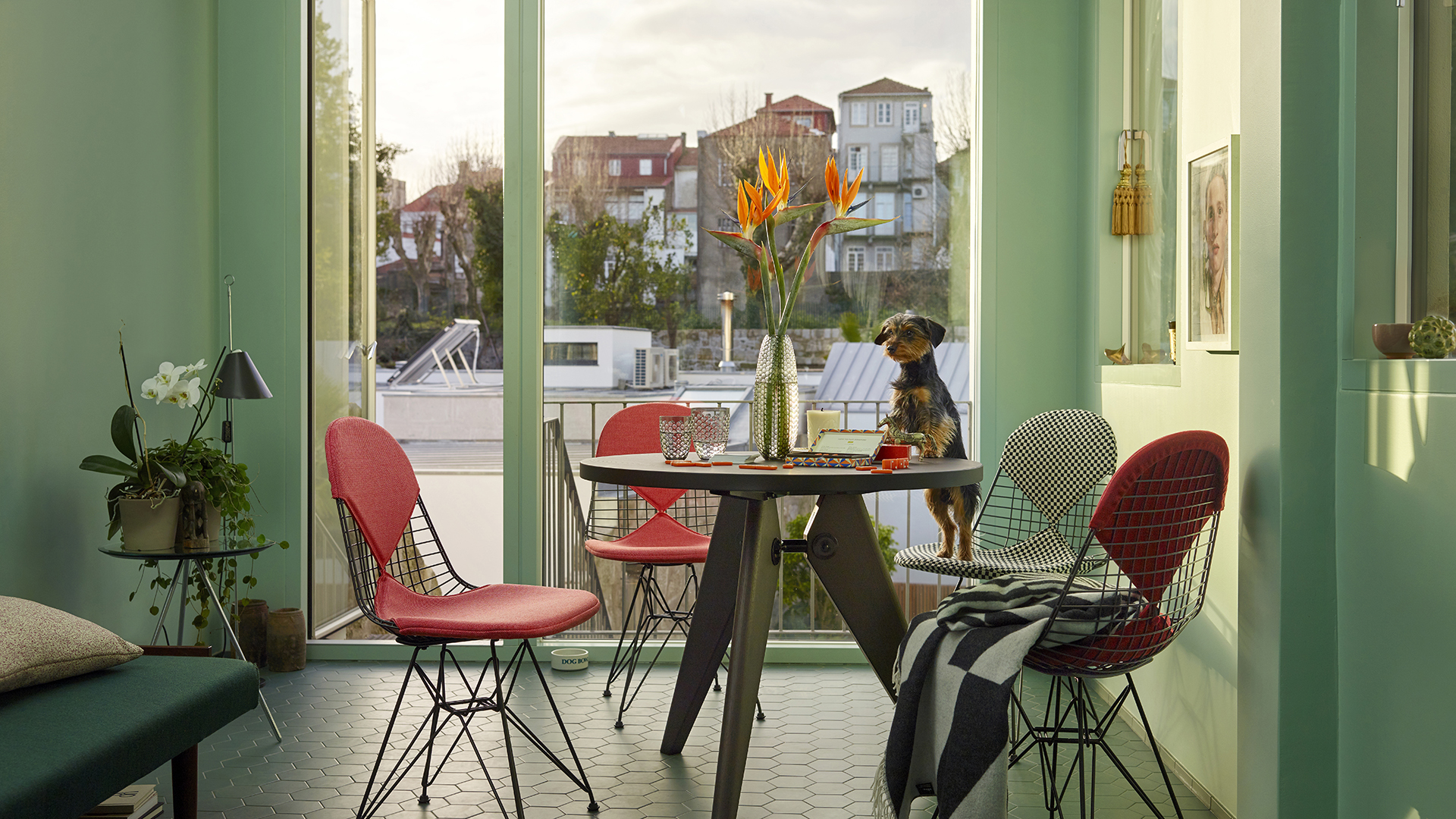 Eames Wire Base Chair, Bikini Pad, Lifestyle