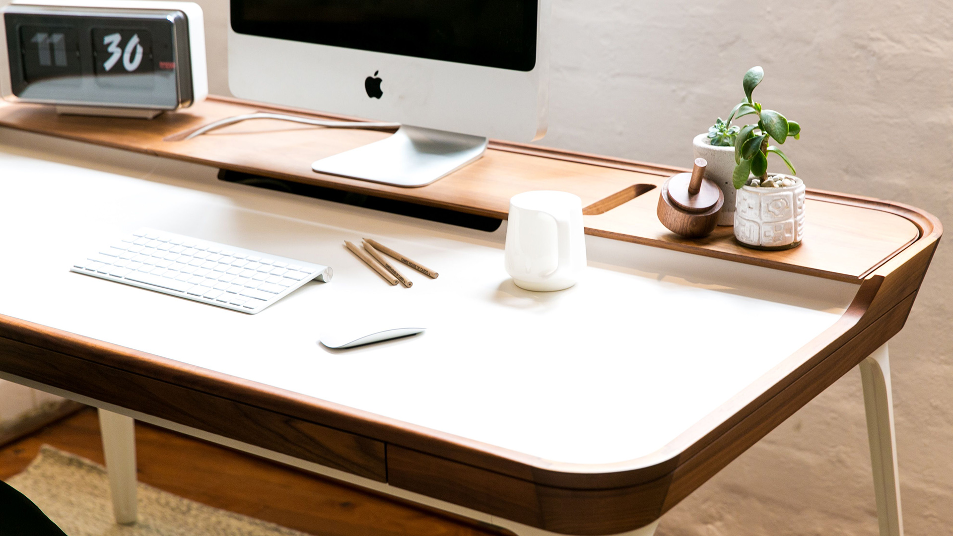 Airia Desk, Lifestyle