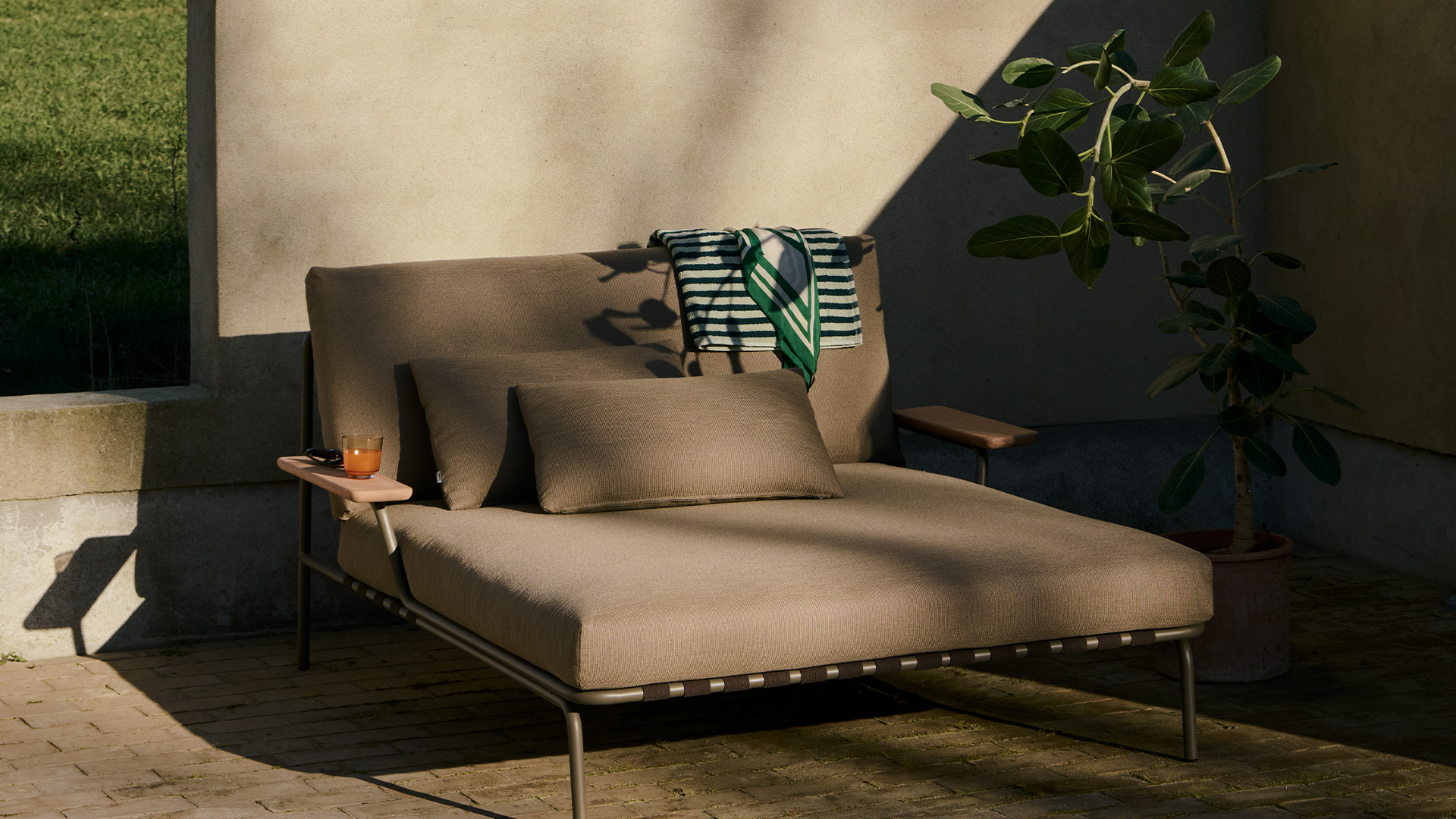 Settle Lounge Bed, Lifestyle