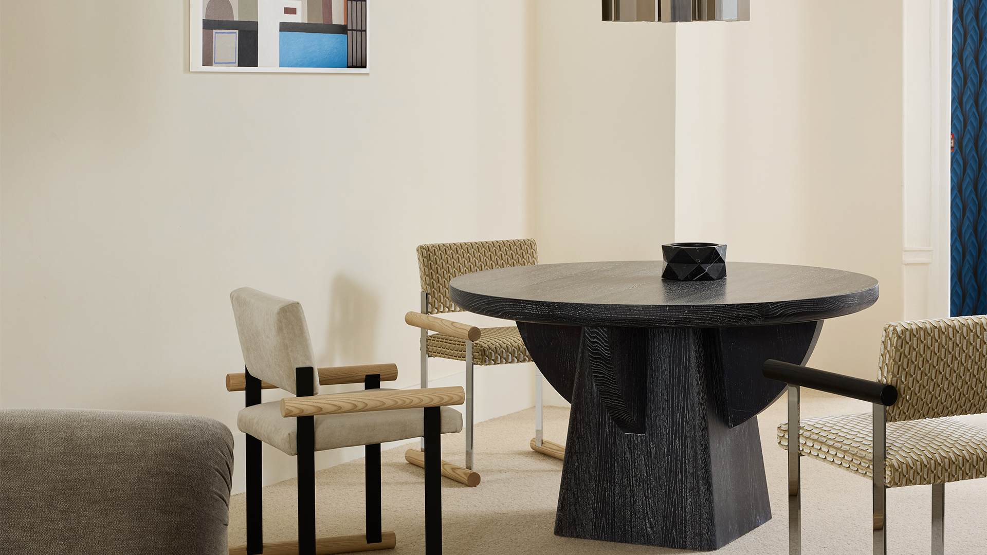 Eclipse Round Table, Lifestyle