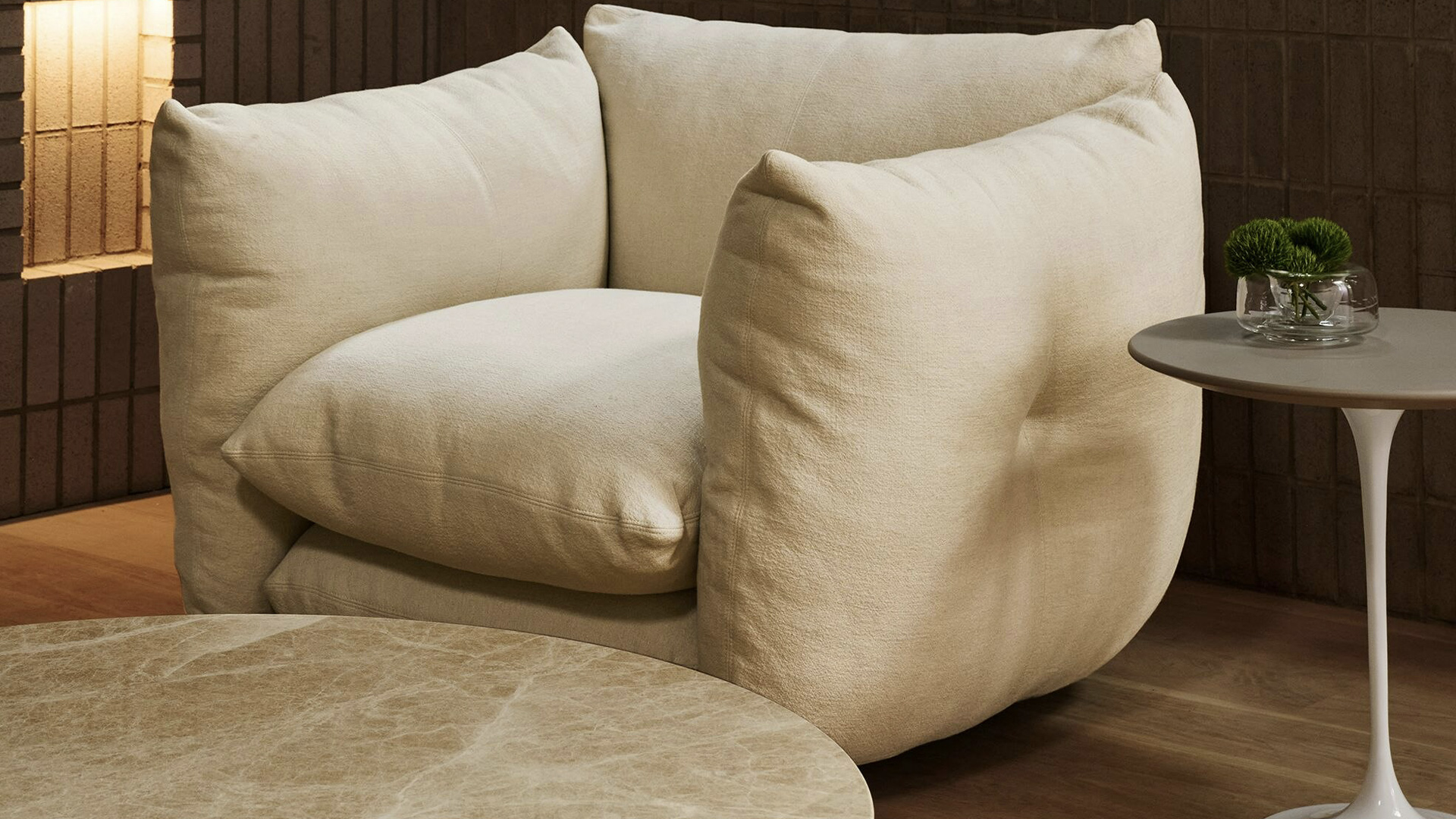 Perron Pillo Lounge Chair, Lifestyle