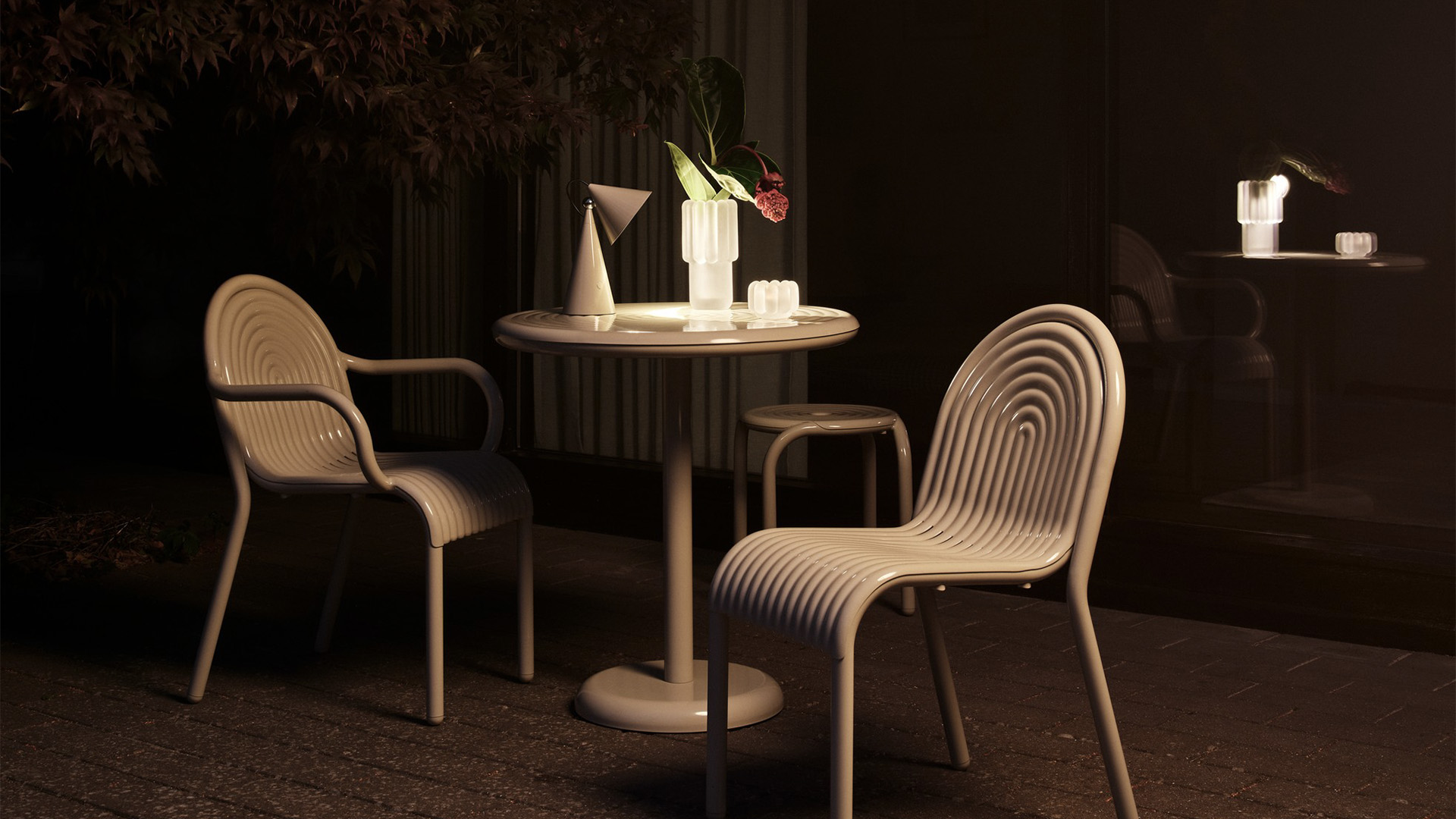 Groove Table, Round, Lifestyle