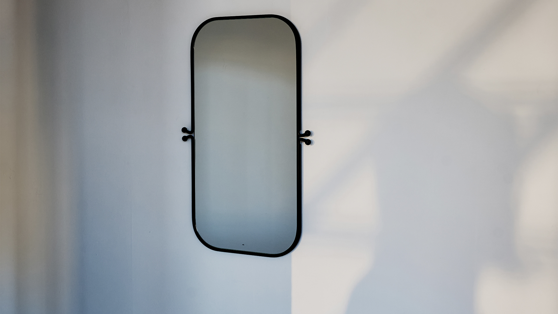 Clasp Mirror, Lifestyle