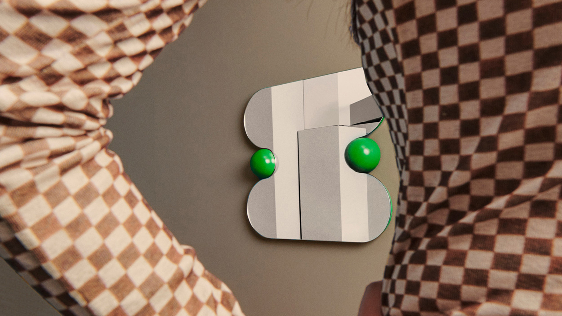 Squeeze Mirror, Lifestyle