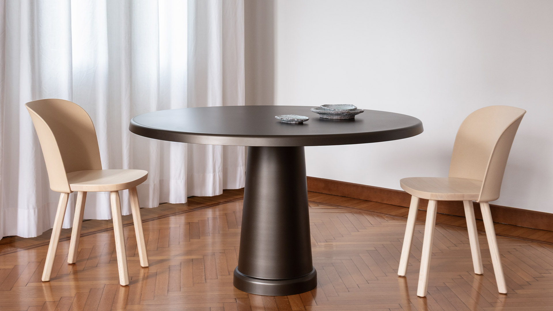 All-Round Table, Lifestyle