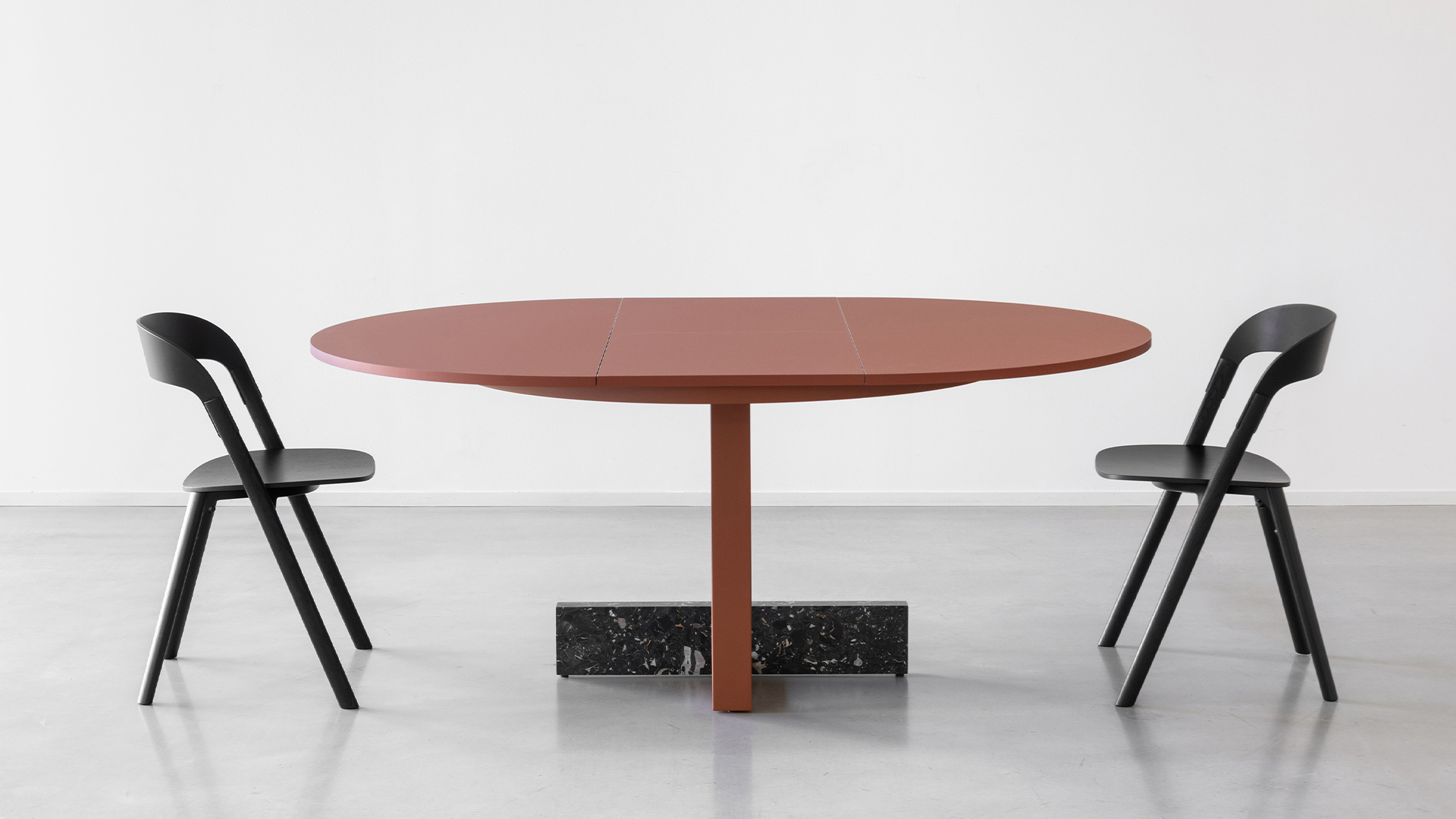 Pied-a-Terre Table, Lifestyle