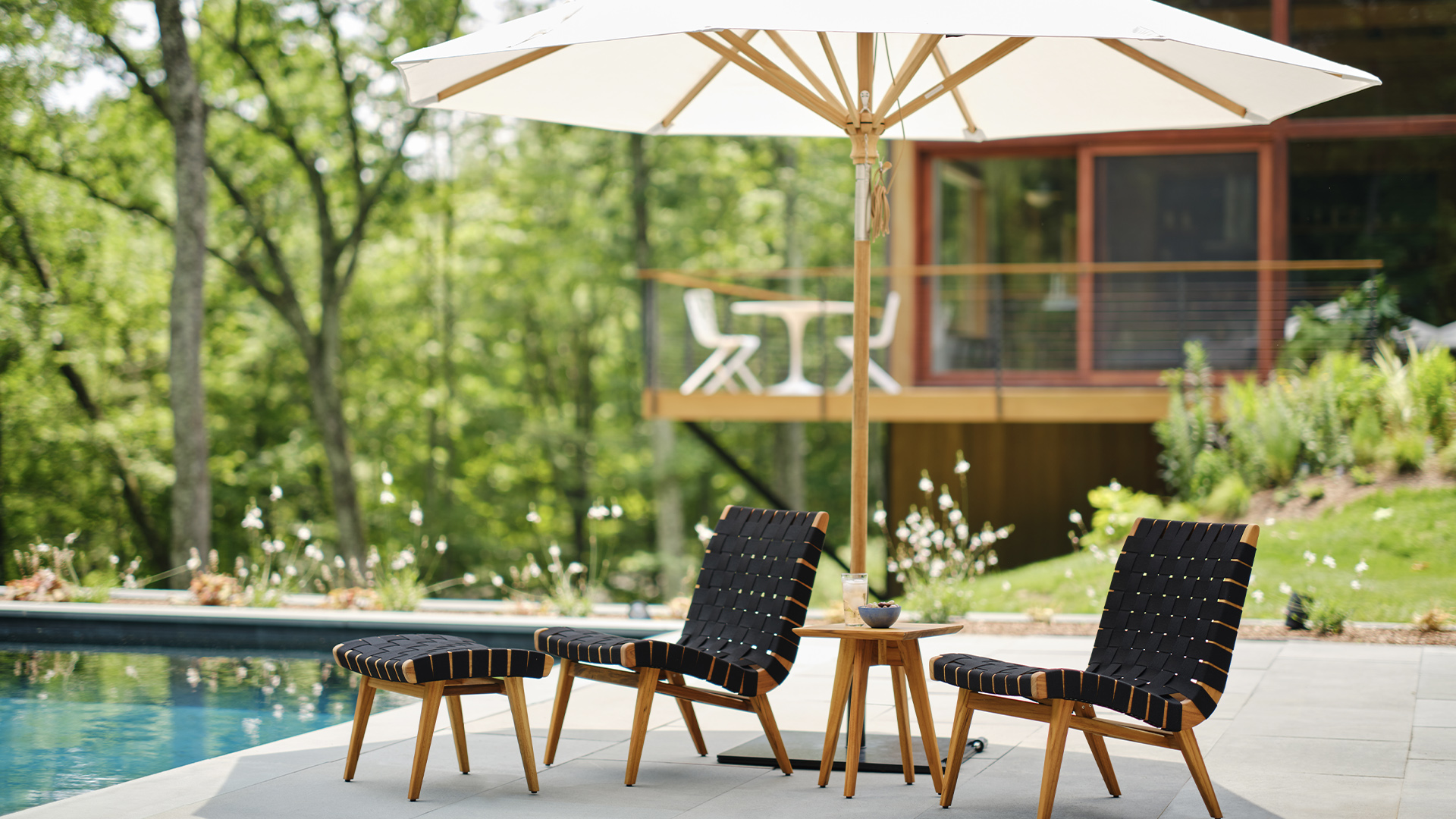 Risom Outdoor Lounge Chair, Lifestyle