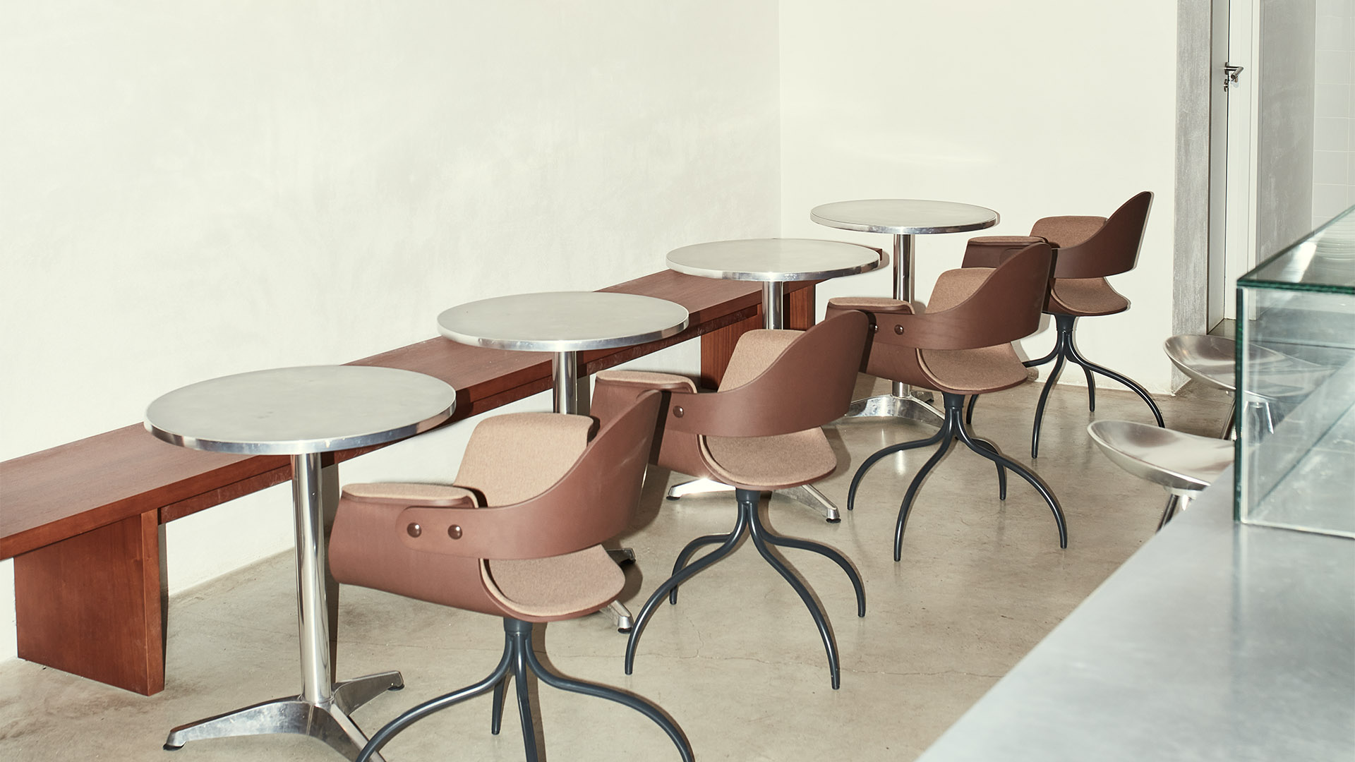 Showtime 2.0 Chair, Swivel Base, Lifestyle