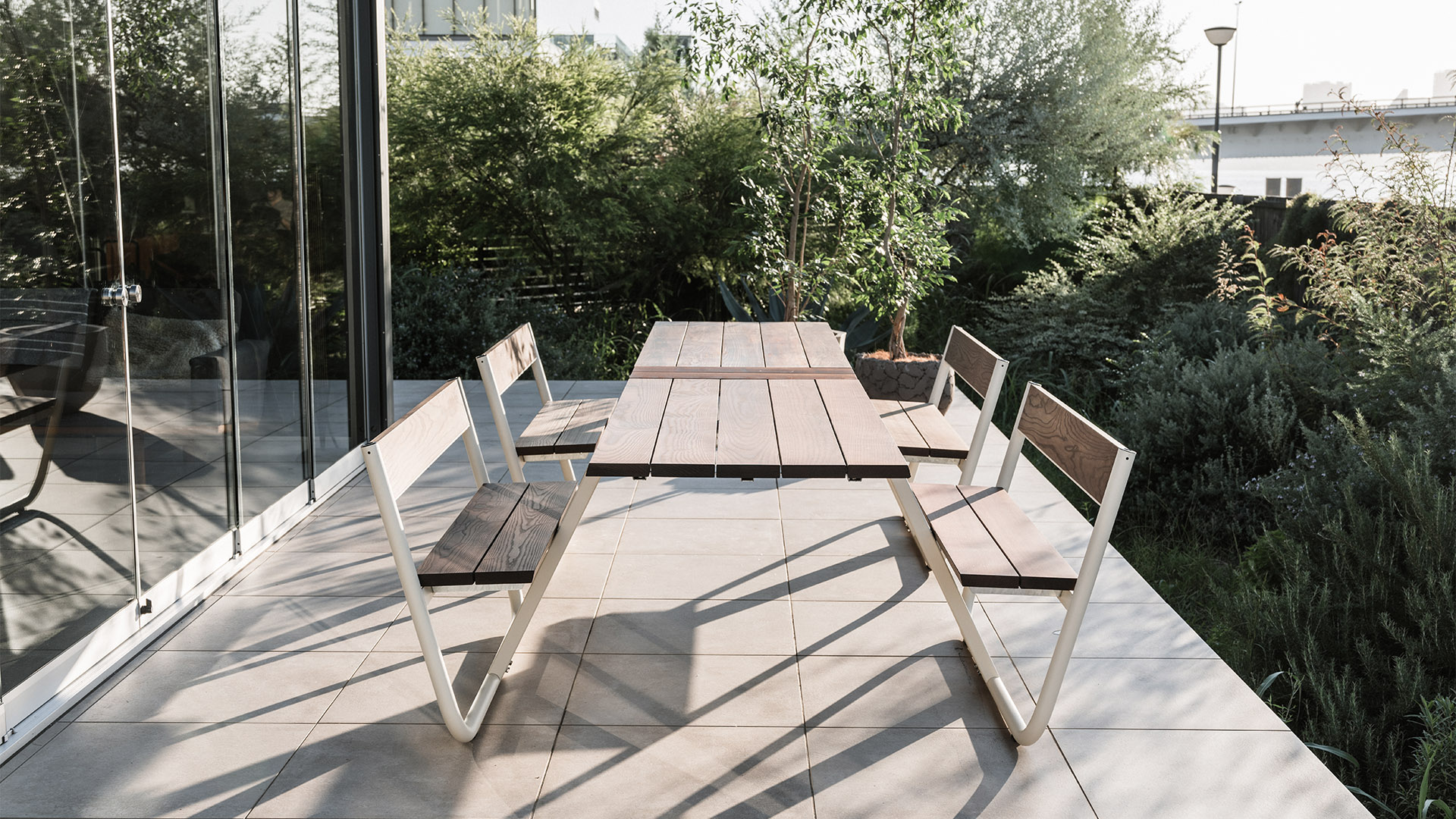 Manille Picnic Table, Lifestyle