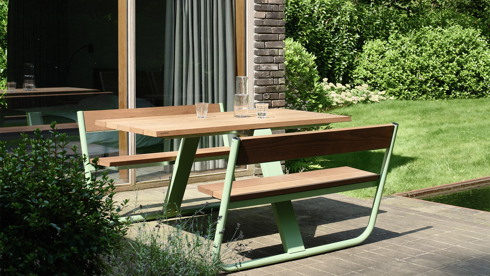 Manille Picnic Table, Lifestyle